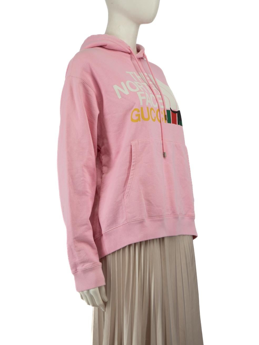 CONDIT ist sehr gut. Kaum sichtbare Abnutzungserscheinungen am Hoodie sind bei diesem gebrauchten Gucci Designer-Wiederverkaufsartikel zu erkennen.
 
 Einzelheiten
 Gucci x The North Face
 Rosa
 Baumwolle
 Kapuzenpulli
 Lange Ärmel
 Logo und