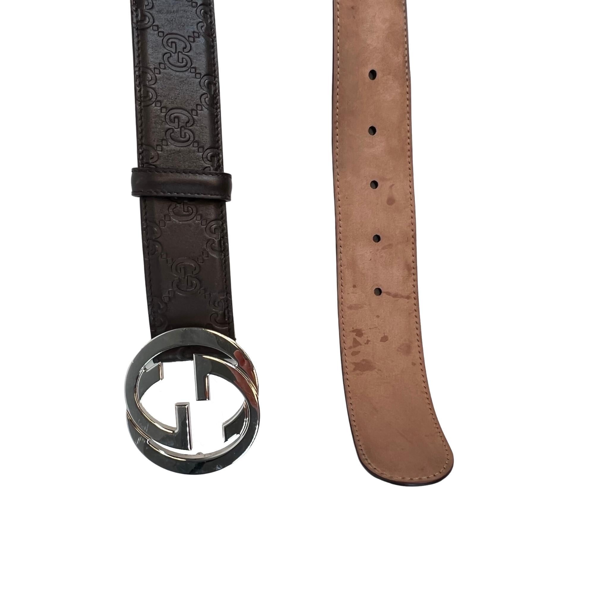 COLOR: Deep brown
ITEM CODE: 411924 525040
MEASURES: L 39 x W 1.5”
SIZE: 90/36
COMES WITH: Dust bag
CONDITION: Very good - like new with minimal signs of use. Some marks to suede back side. Curving to leather.

Made in Italy