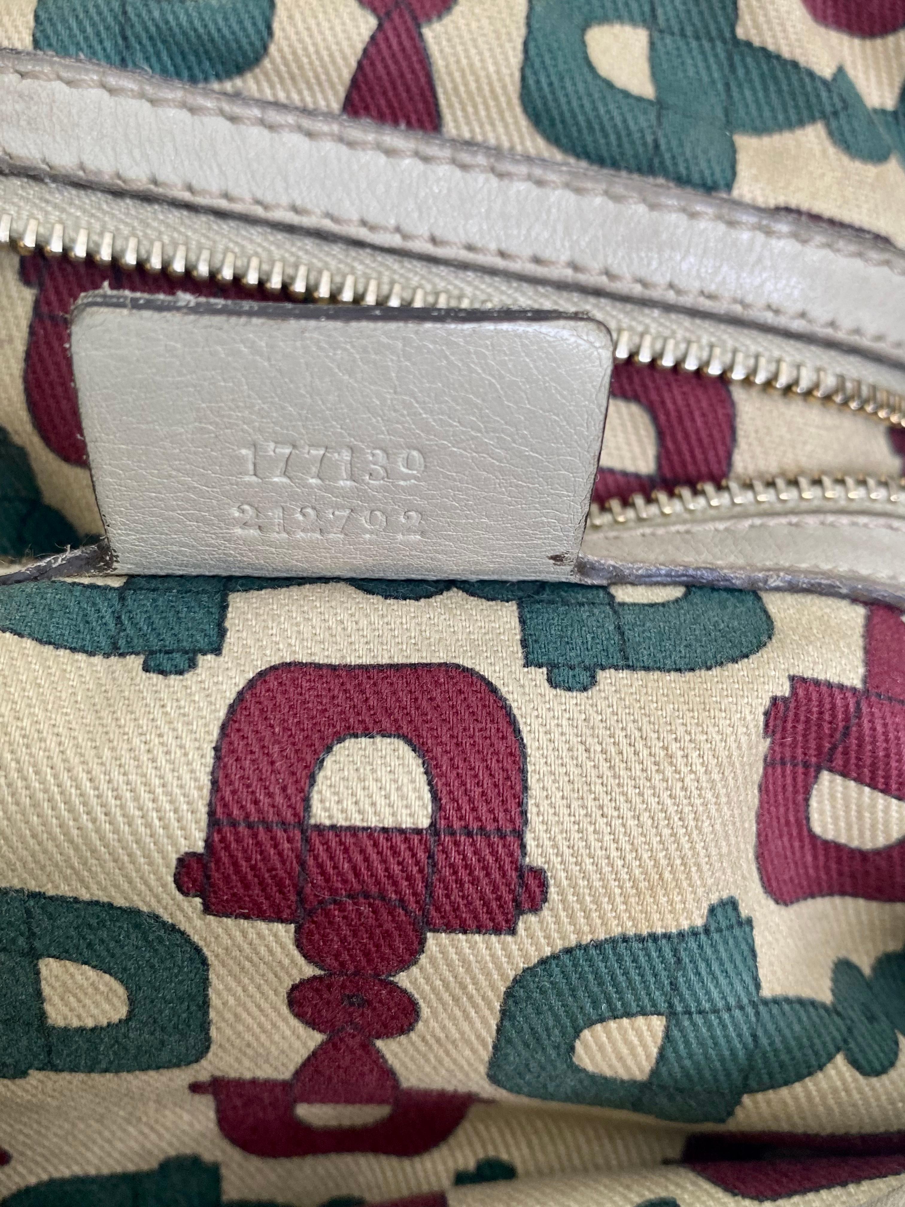 Sac à bandoulière Gucci Guccissima en cuir gris Indy avec poignée supérieure en vente 7