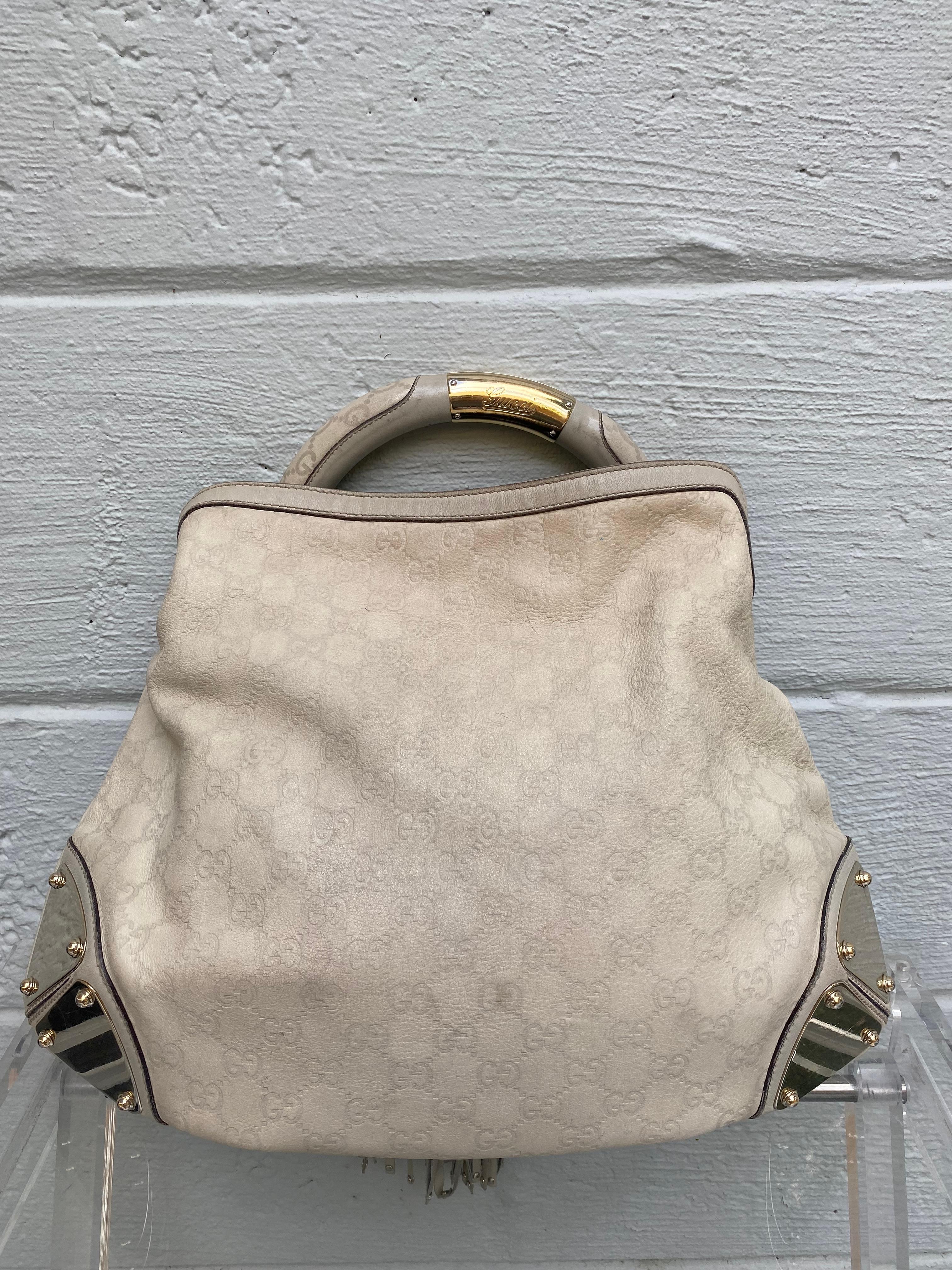 Sac à bandoulière Gucci Guccissima en cuir gris Indy avec poignée supérieure en vente 2