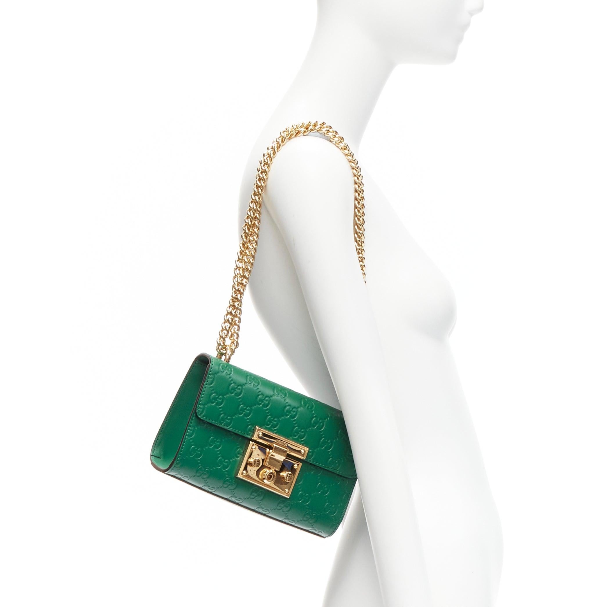 GUCCI Guccissima green leather gold padlock crossbody chain bag
Reference: CELE/A00014
Brand: Gucci
Collection: Guccissima
Material: Leather
Color: Green
Pattern: Monogram
Closure: Buckle
Lining: Beige Leather
Extra Details: Guccissima Small Padlock