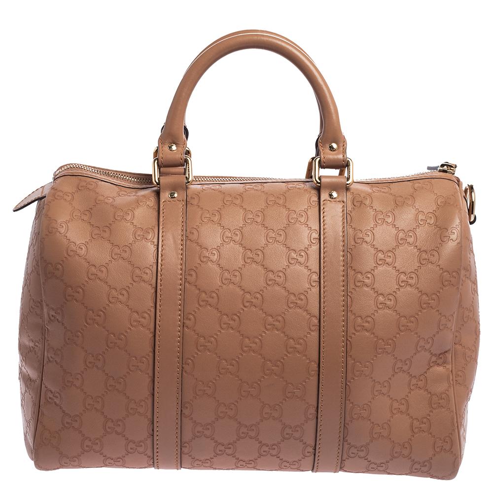 This trendy Joy Boston bag from Gucci is a buy you won't regret! Crafted from Guccissima leather, the bag has a well-sized canvas interior and two top handles for you to easily swing it. It is complete with the brand label on the front  This satchel