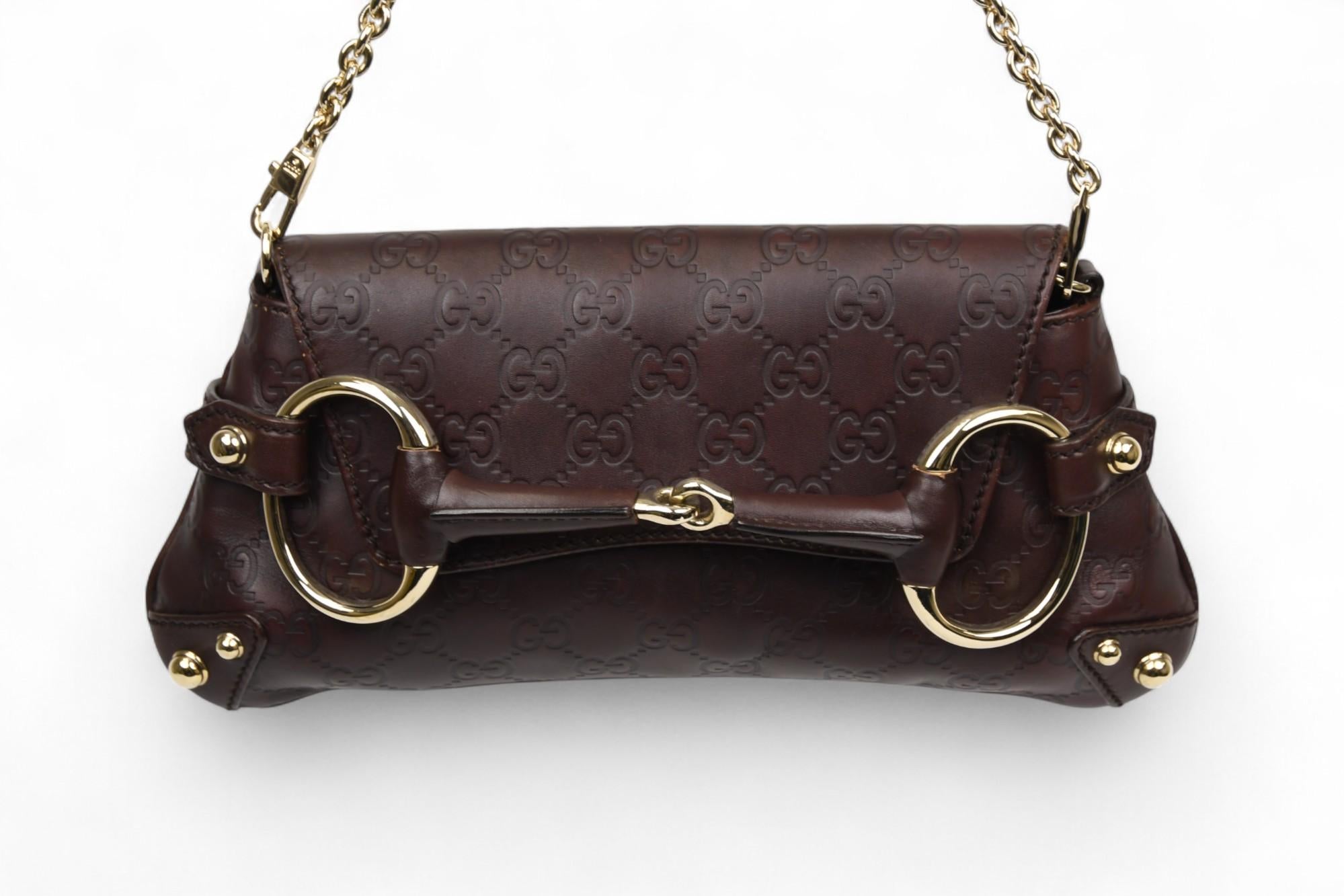 Este Pequeño Embrague con Cadena Guccissima en marrón chocolate irradia una sofisticación refinada con un toque atrevido y glamuroso. Confeccionada en piel Guccissima repujada, su silueta compacta se acentúa con herrajes en forma de bocado y