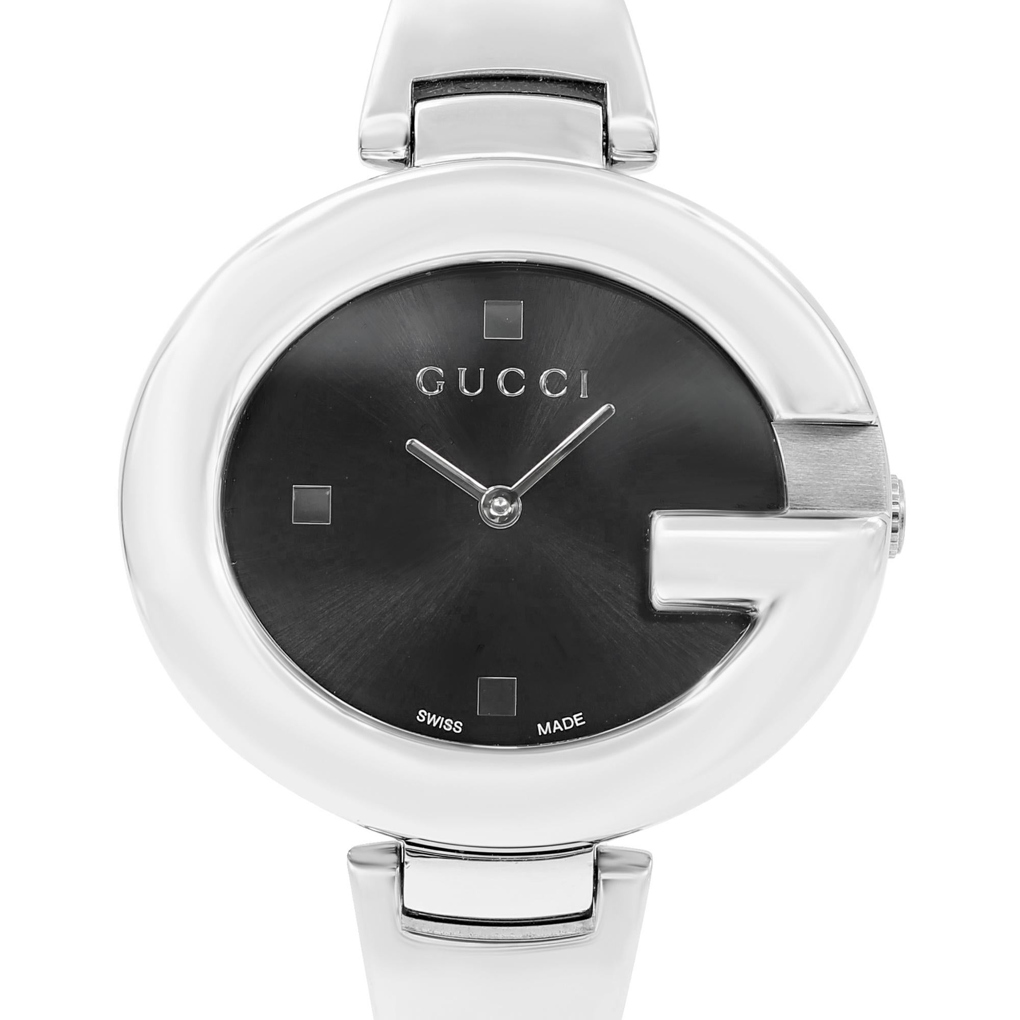 This pre-owned Gucci Guccissima  YA134301 is a beautiful Ladie's timepiece that is powered by quartz (battery) movement which is cased in a stainless steel case. It has a oval shape face, no features dial and has hand dots style markers. It is