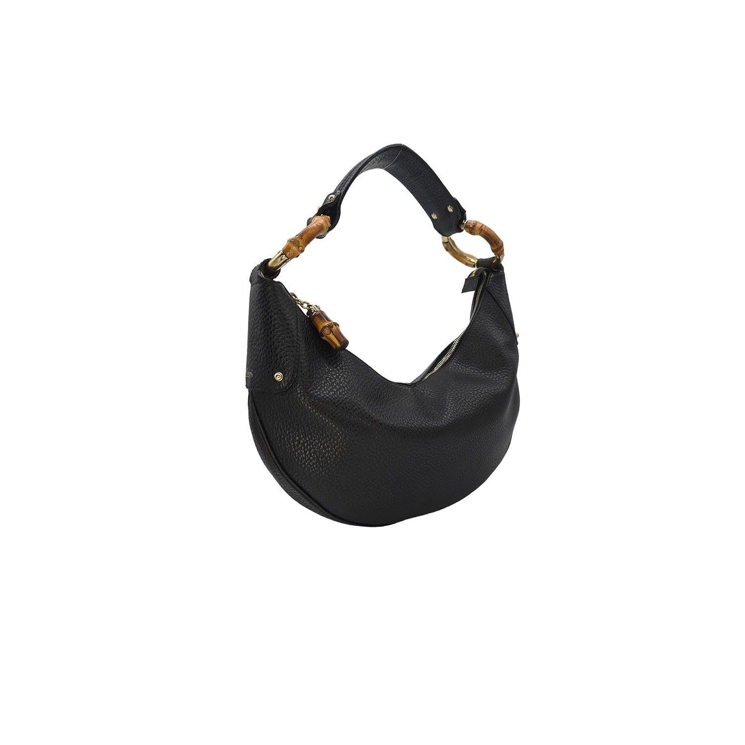 Diese Gucci Half Moon Bamboo Ring Hobo Bag ist aus luxuriös strukturiertem Leder gefertigt und verfügt über einen einzigartigen Looping-Schulterriemen mit auffälligen Bambus-Henkelringen. Der Reißverschluss an der Oberseite führt zu einem Innenraum