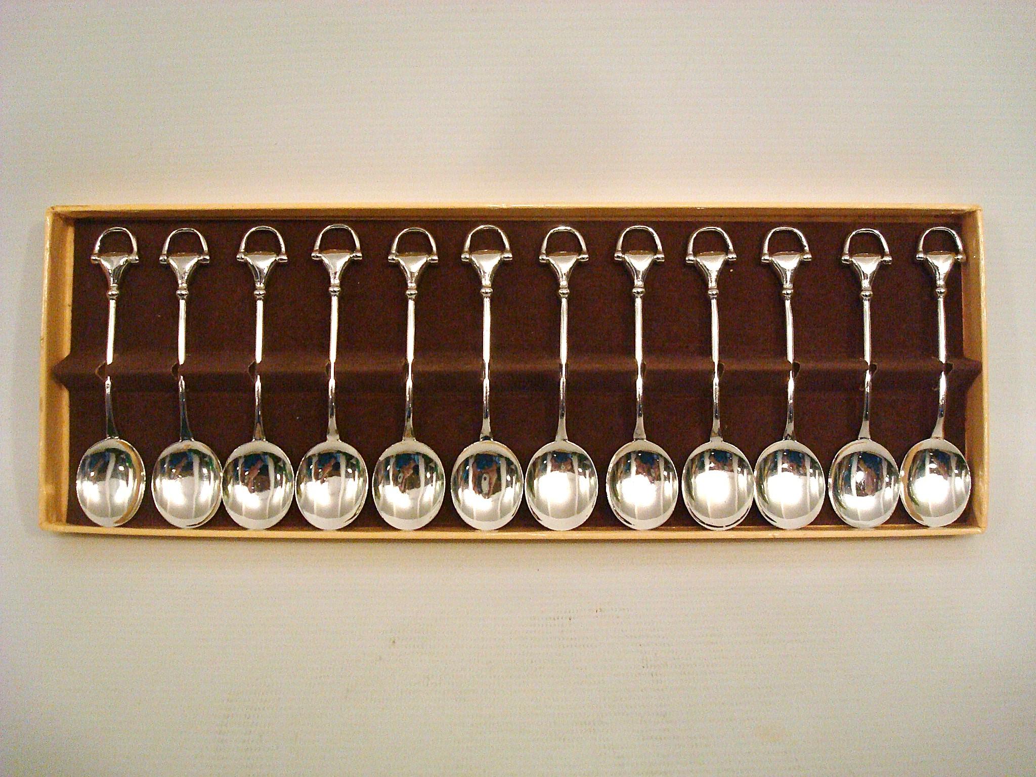 Gucci gepunzt Silber plattiert Demitasse servieren Löffel Set 12 Vintage By

Dieser schöne Satz von 12 kleinen signierten italienischen Gucci Demitasse-Löffeln hat das klassische Pferdegebiss-Design. Sie sind eine Kombination aus versilbert und sind