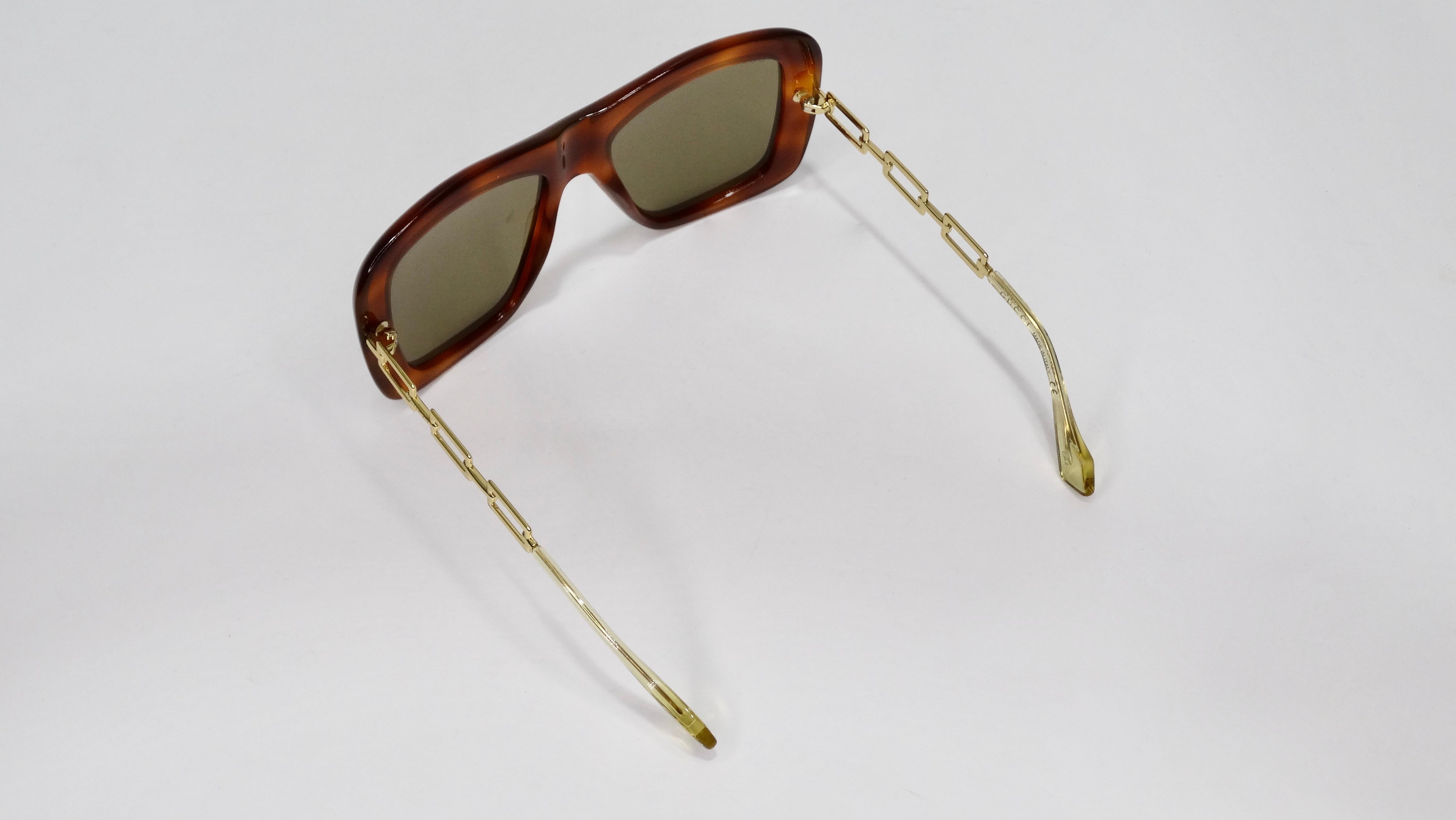 Holen Sie sich diese Gucci-Sonnenbrille! Diese Havanna-Sonnenbrille im Look der 1970er Jahre hat einen übergroßen Rahmen mit goldfarbenen Kettengliedern und ist in den 2000er Jahren entstanden. Kommt mit Originalkoffer. Perfekt zu Ihrem