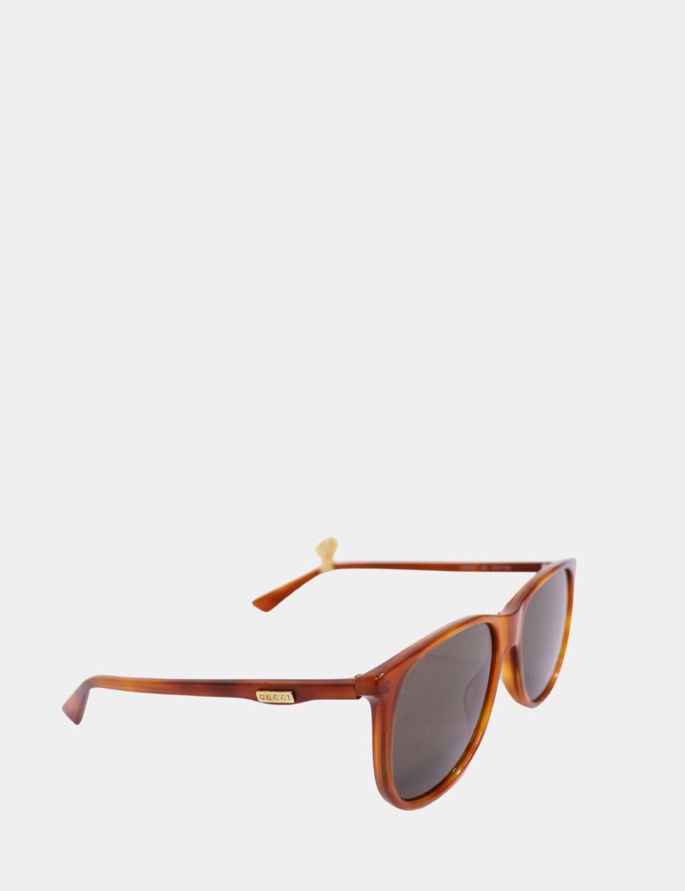 Gafas de sol Gucci Havana, con lentes degradadas, forma redonda ovalada, texto del logotipo en las patillas y protección UV 100%.

Herrajes: Acetato / Plástico
Lente: marrón
Anchura de la lente: 57 mm
Puente del objetivo: 17 mm
Longitud del brazo: