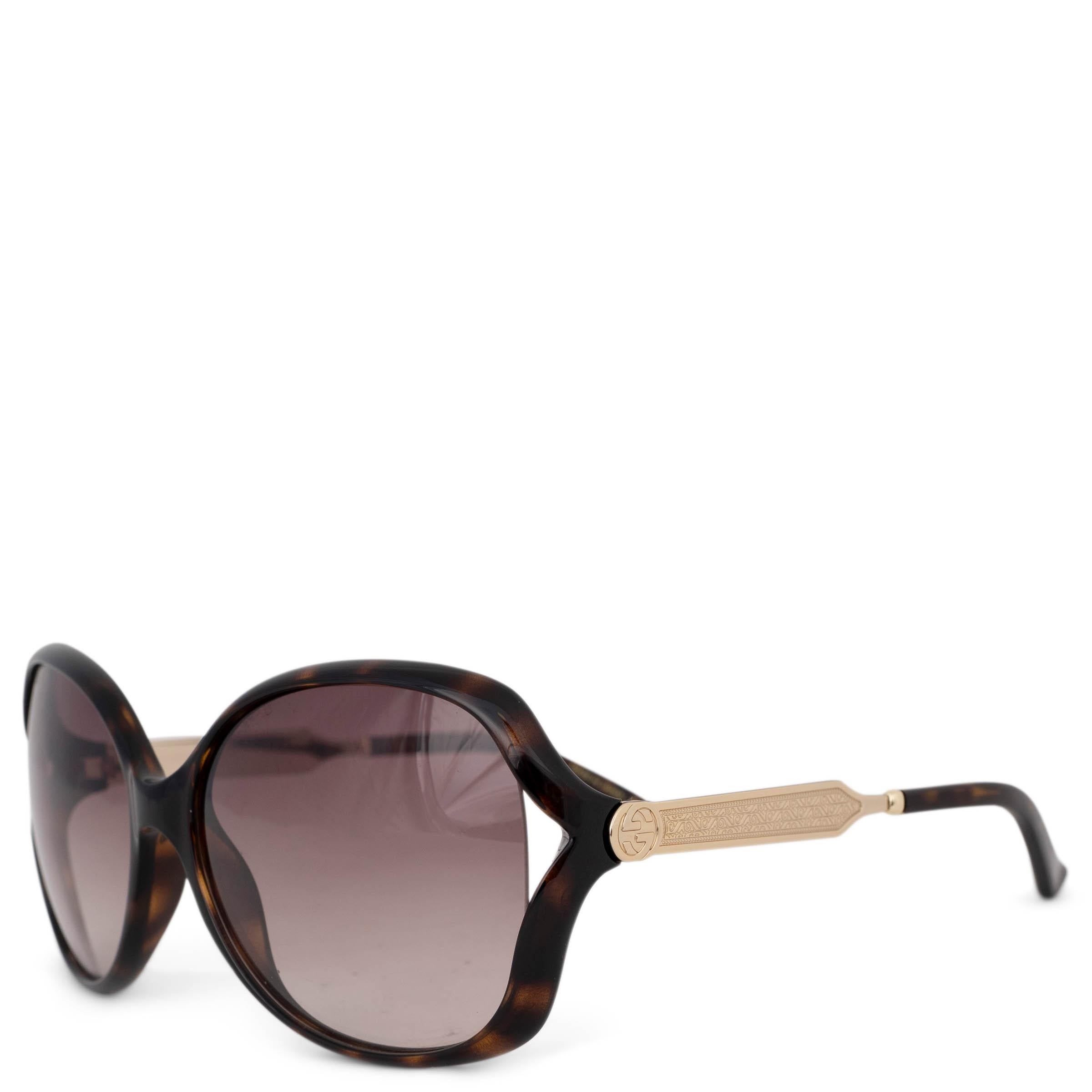 Questi occhiali da sole Gucci, autentici al 100%, presentano una montatura a farfalla in acetato tartarugato marrone avana con lenti marrone chiaro sfumate. Le eleganti aste a forchetta sono impreziosite da accenti dorati incisi e dall'iconico