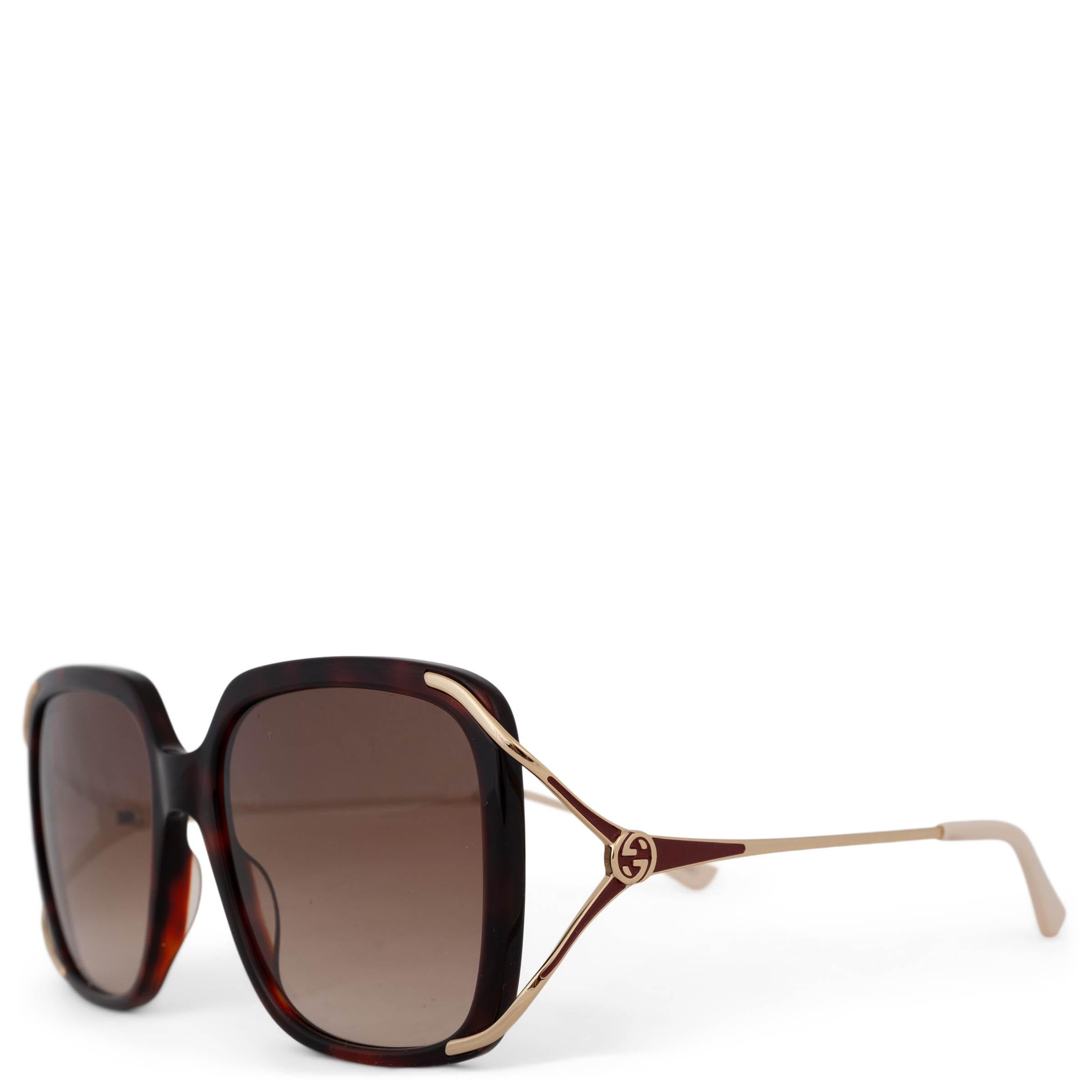 Ces lunettes de soleil carrées en acétate de tortue brun havane, 100 % authentiques de Gucci, exsudent l'élégance intemporelle avec une touche de modernité. Dotées de verres bruns surdimensionnés, elles sont rehaussées de branches à fourche en métal