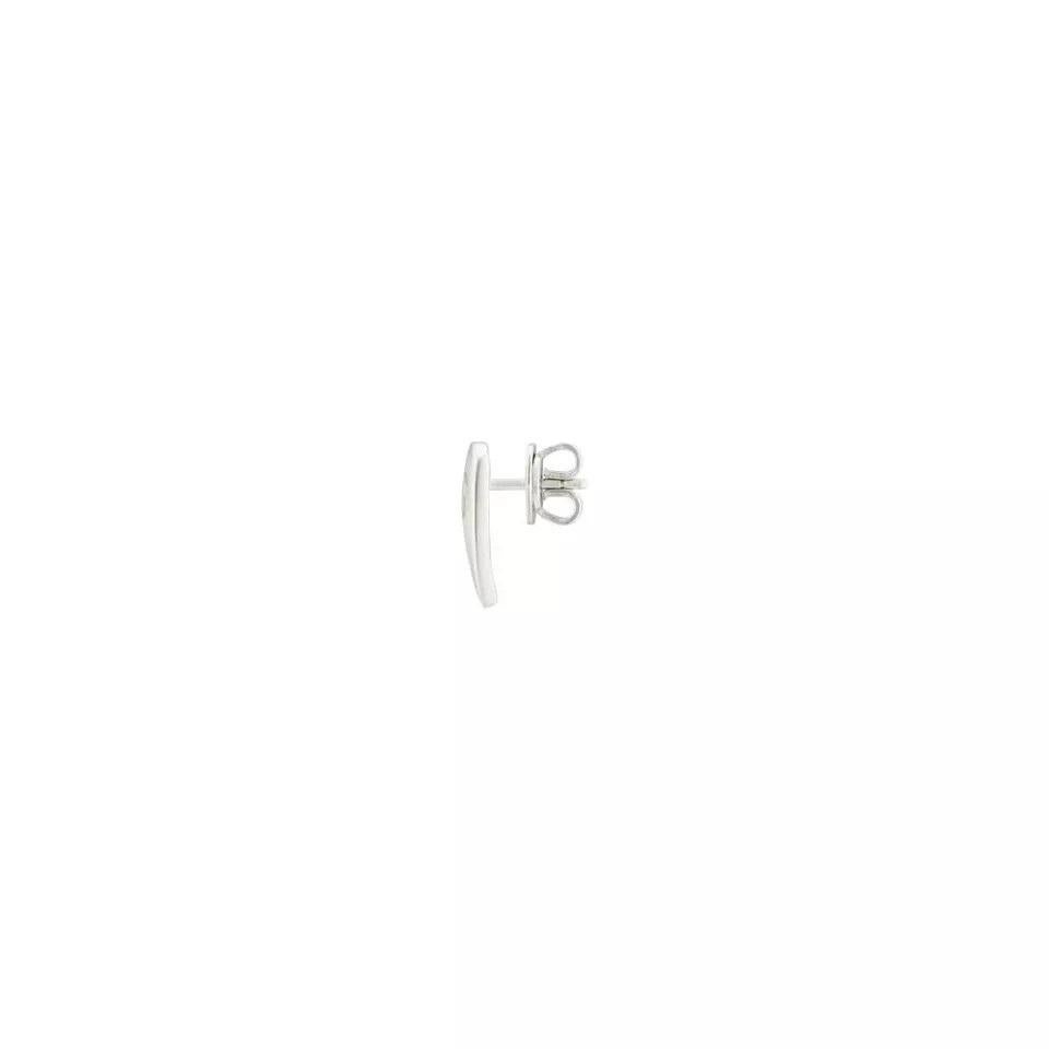 The search for experimentation beyond the traditional rules of fashion gives life to these heart-shaped earrings with GG Cross, made with mother-of-pearl effect enamel. The transparency of these intricate details offers a glimpse into a world of