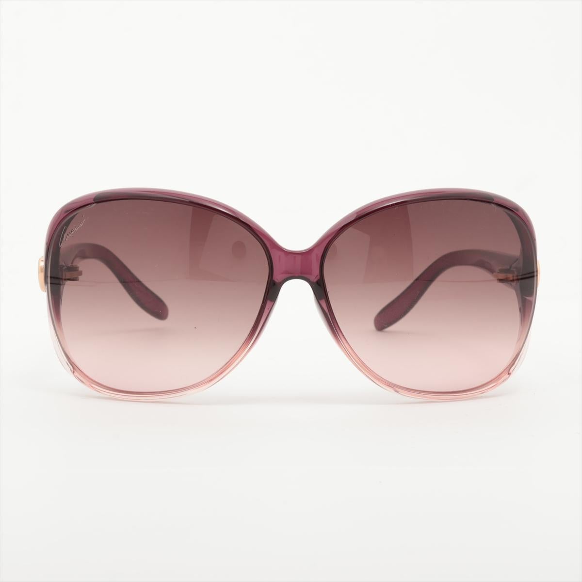 Gli occhiali da sole Gucci Heart Interlocking G Square in viola sono un accessorio di grande impatto che combina uno stile moderno con un marchio iconico. Gli occhiali da sole sono caratterizzati da una montatura quadrata dalla vivace tonalità