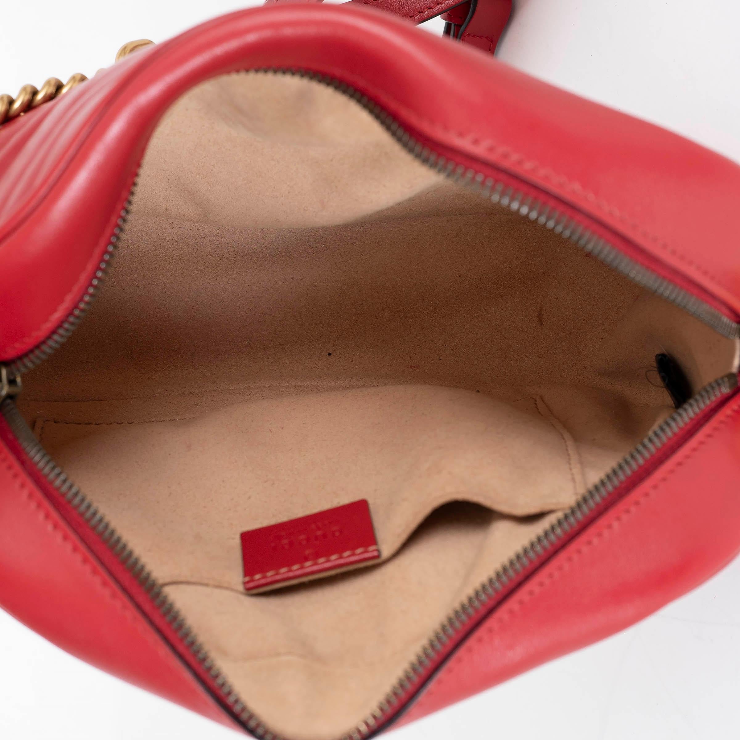 Gucci Borsa a tracolla MARMONT SMALL CHEVRON in pelle rossa ibisco GG in vendita 1