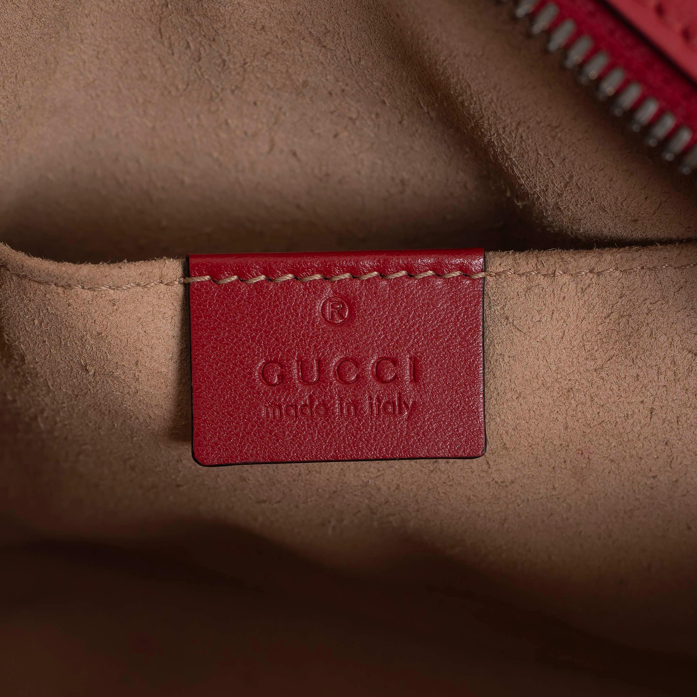 Gucci Borsa a tracolla MARMONT SMALL CHEVRON in pelle rossa ibisco GG in vendita 2