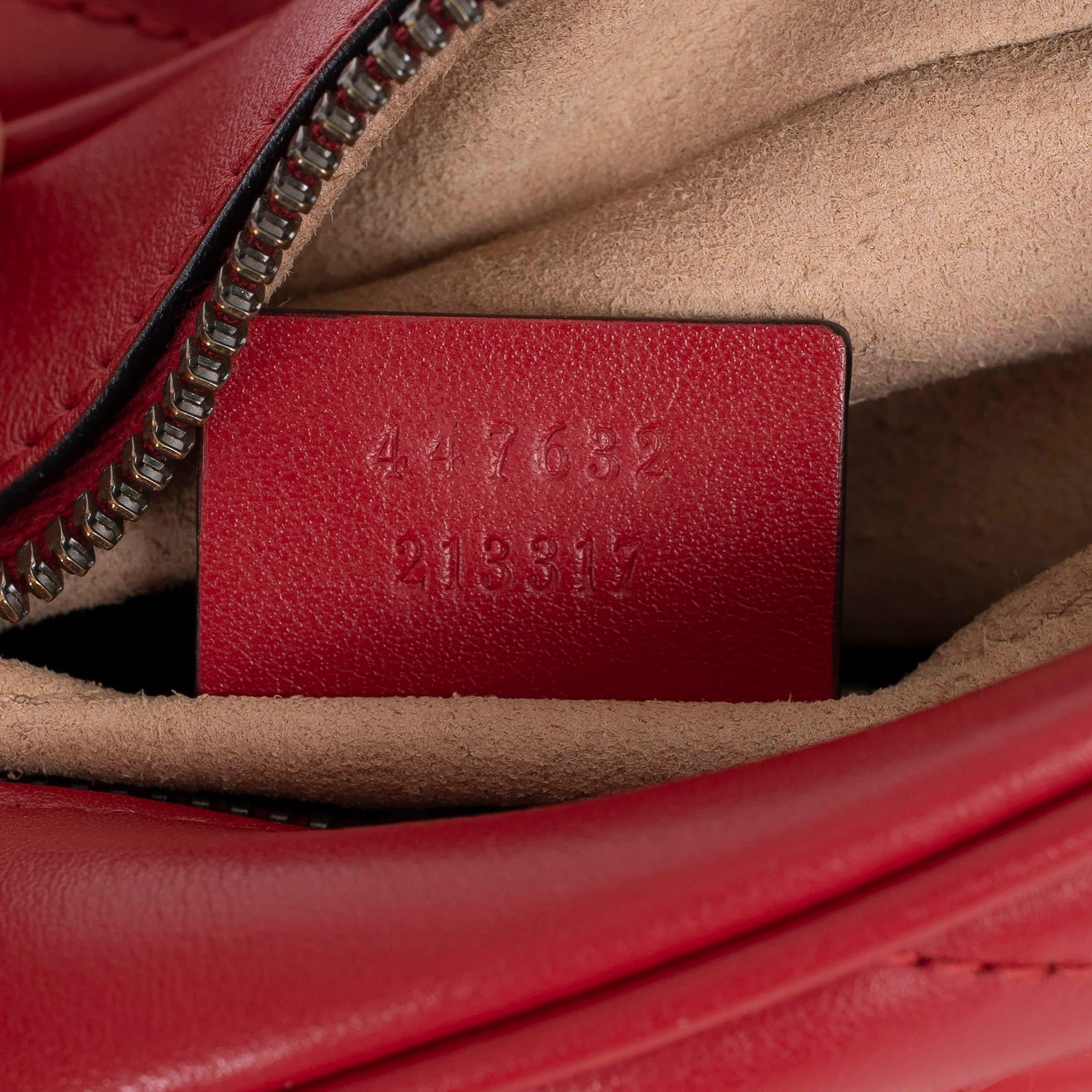 Gucci Borsa a tracolla MARMONT SMALL CHEVRON in pelle rossa ibisco GG in vendita 3