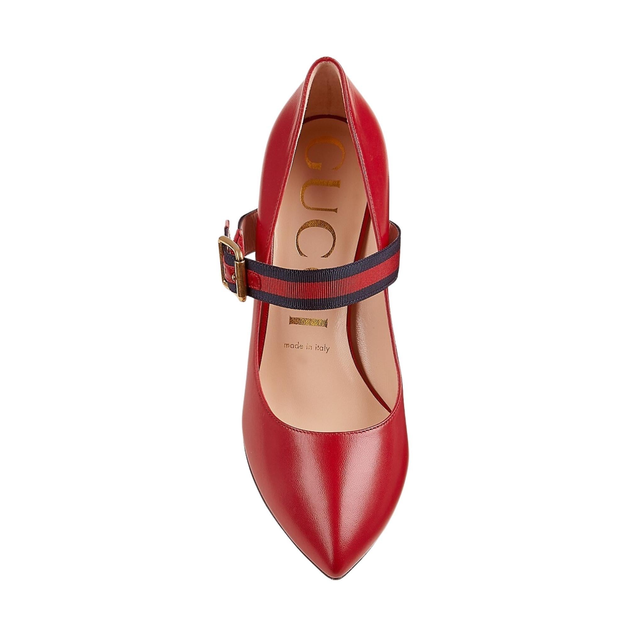 Diese Pumps sind aus Leder gefertigt und verfügen über ein grosgrain/webtes Band, einen spitzen Zehenbereich, einen Absatz von 3 Zoll, goldfarbene Beschläge, ein verstellbares Knöchelriemen und ein Lederfutter und einen Sockel.

FARBE: Rot
MATERIAL: