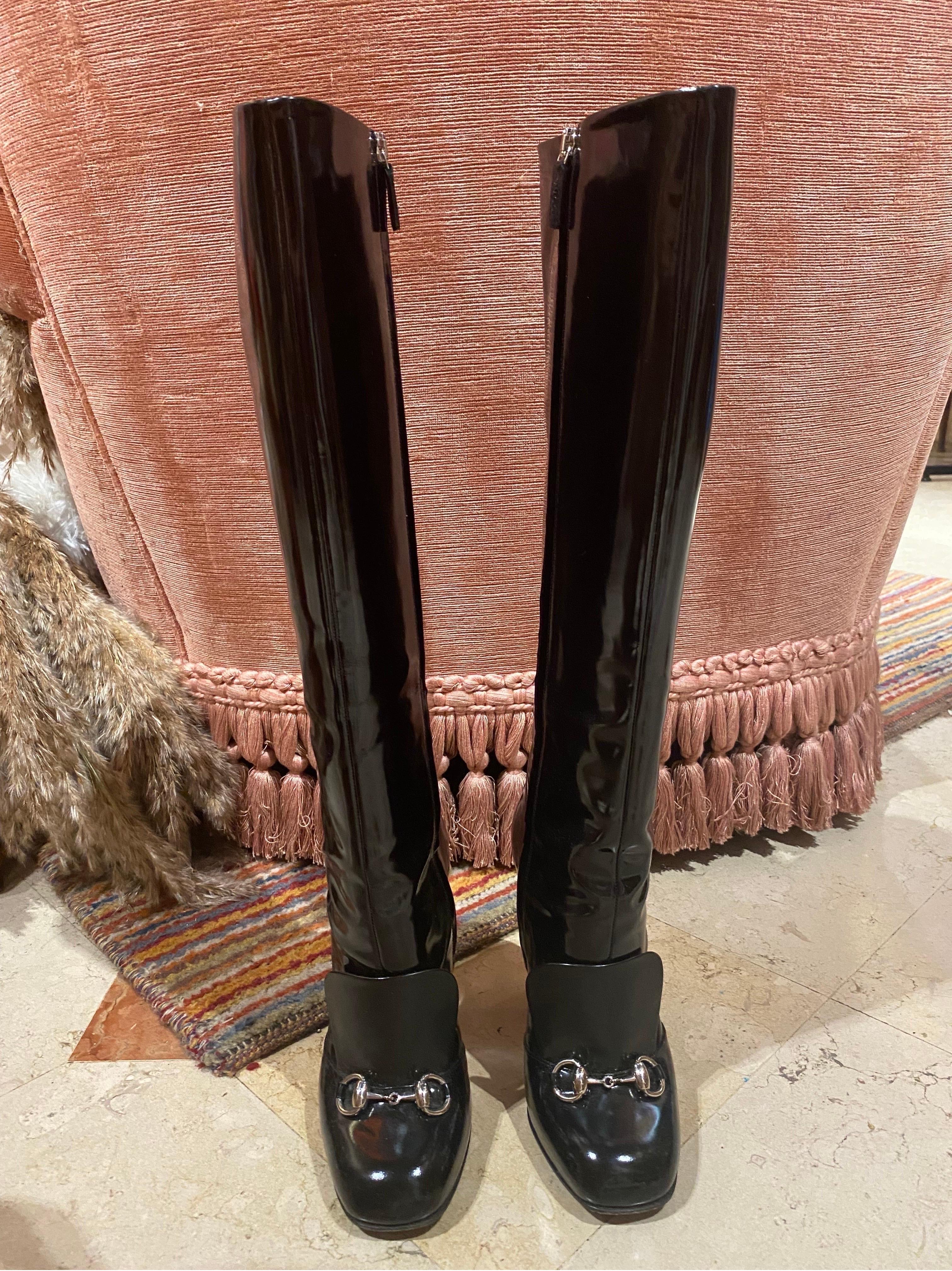 Gucci hoher Lacklederstiefel aus schwarzem Lackleder mit silberner Clamp.
Tom Ford FW 1995 Kollektion
Seitlicher Reißverschluss.
Absatz 12 cm.
Nummer 36.5.
Sohlenlänge 23 cm.
In ausgezeichnetem Zustand, mit normalen Gebrauchsspuren.
Mit