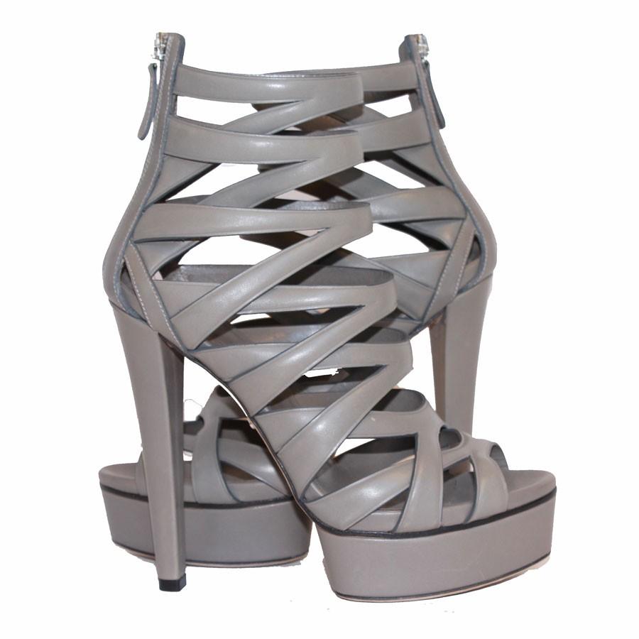 GUCCI High heels sandals in gray leather. Size 36Fr. Zipped closure at the back. Silver métal hardware.
In excellent condition. Worn once.
Dimensions: Heel height: 13 cm, insole length: 24 cm, platform height: 3 cm

Will be delivered in a