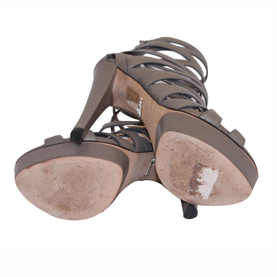 GUCCI Sandales à talons hauts en cuir gris, Taille 36Fr Excellent état - En vente à Paris, FR