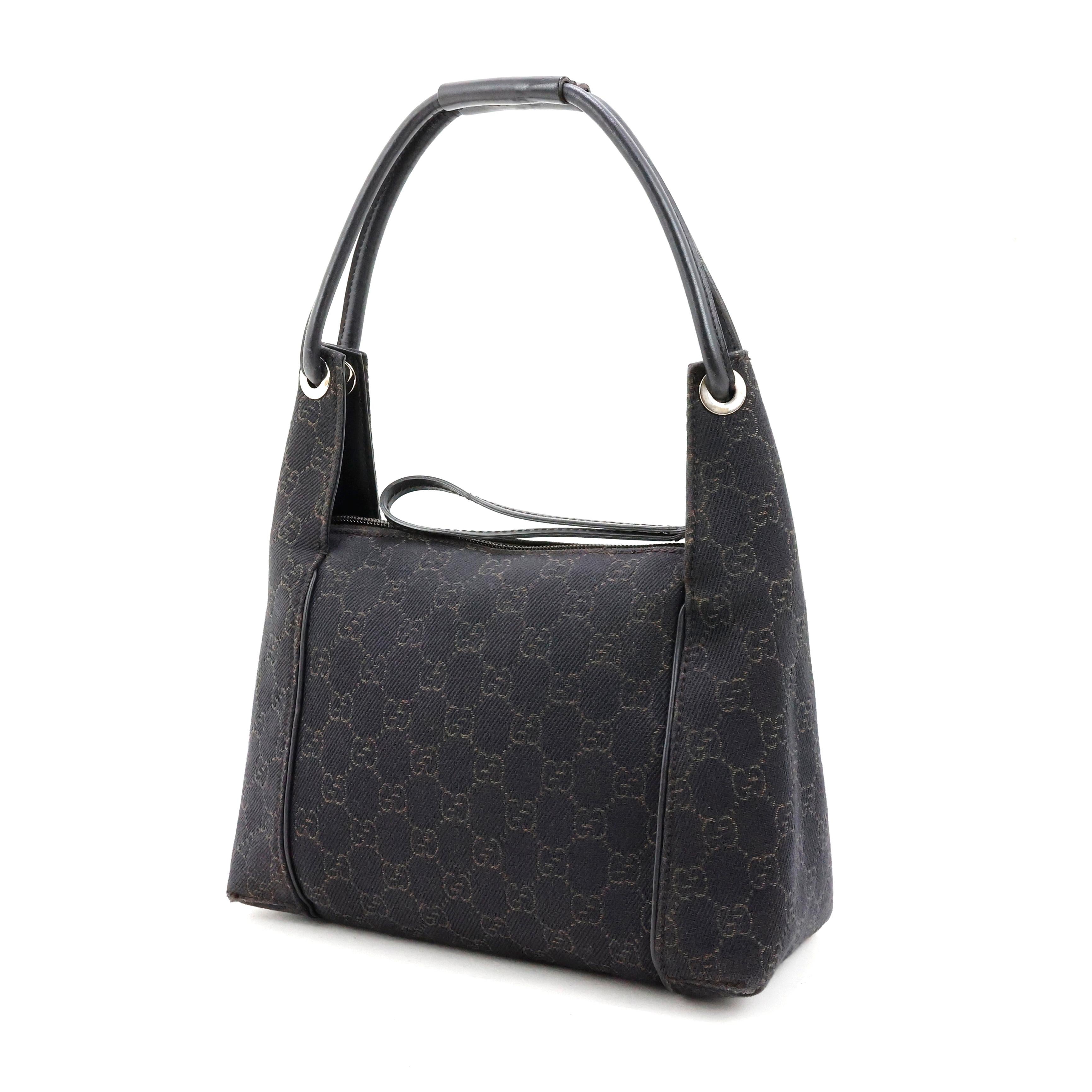 Gucci hobo bag in GG supreme canvas + leather color dark brown.

Condition:
Really good.

Packaging/Accessories:
Dustbag.

Measurements:
25cm x 19cm x 11cm