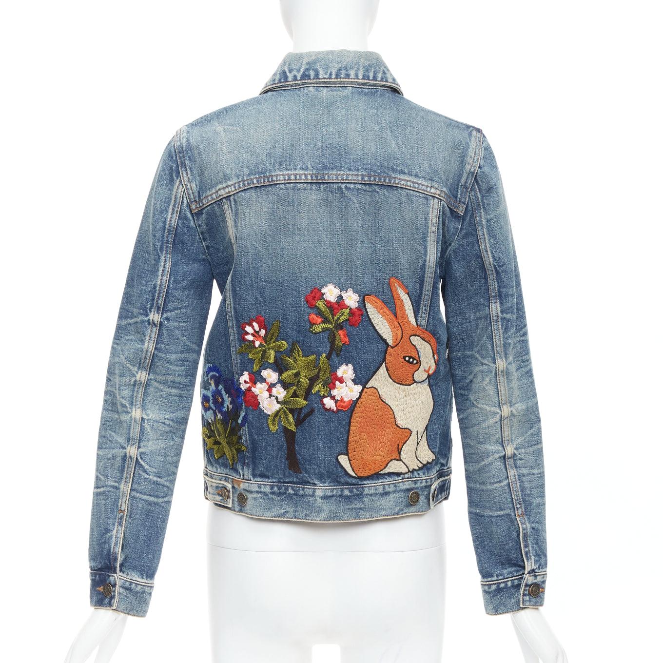 GUCCI HOLLYWOOD bunny blue washed denim jacket IT40 S
Reference: MECG/A00054
Brand: Gucci
Designer: Alessandro Michele
Material: Denim
Color: Blue, Multicolour
Pattern: Solid
Closure: Button
Extra Details: Long sleeve ‚Äòbroken twill‚Äô denim jacket
