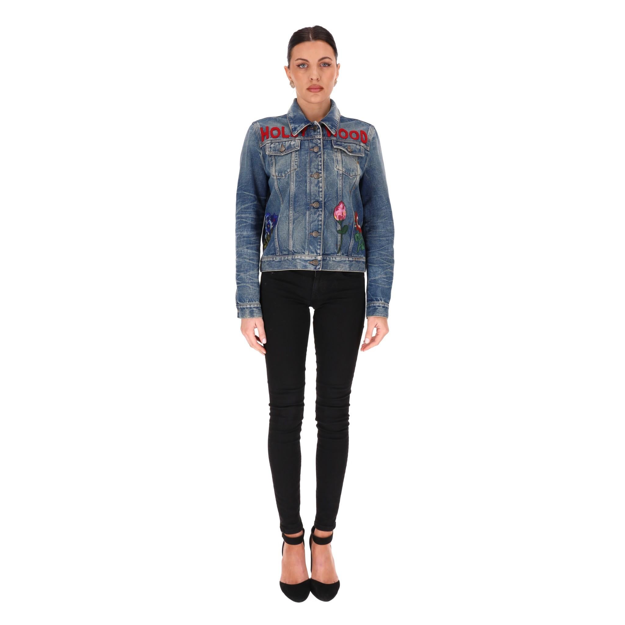Articolo raro - Giacca di jeans ricamata con coniglietto 'Hollywood' di Gucci

Denim blu stonewash con ricamo floreale multicolore cucito a mano, ornamento 'Hollywood' in rosso e dettaglio con ricamo Bunny sul retro.

Caratterizzato da sbiadimento e