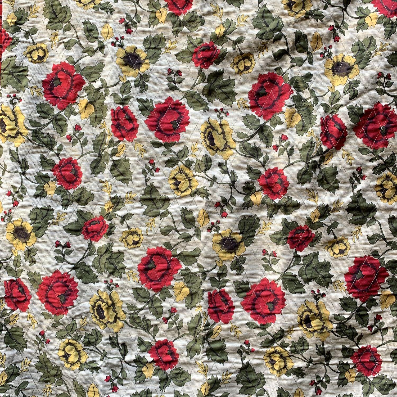 Preciosa manta acolchada GUCCI con estampado floral multicolor en toda la superficie y borde de tartán. Etiqueta Gucci cosida en la esquina. Parte delantera: Poliéster 45%, Seda 40%, Algodón 15%. Parte trasera: Lino/lino 100%. Fabricado en Italia.