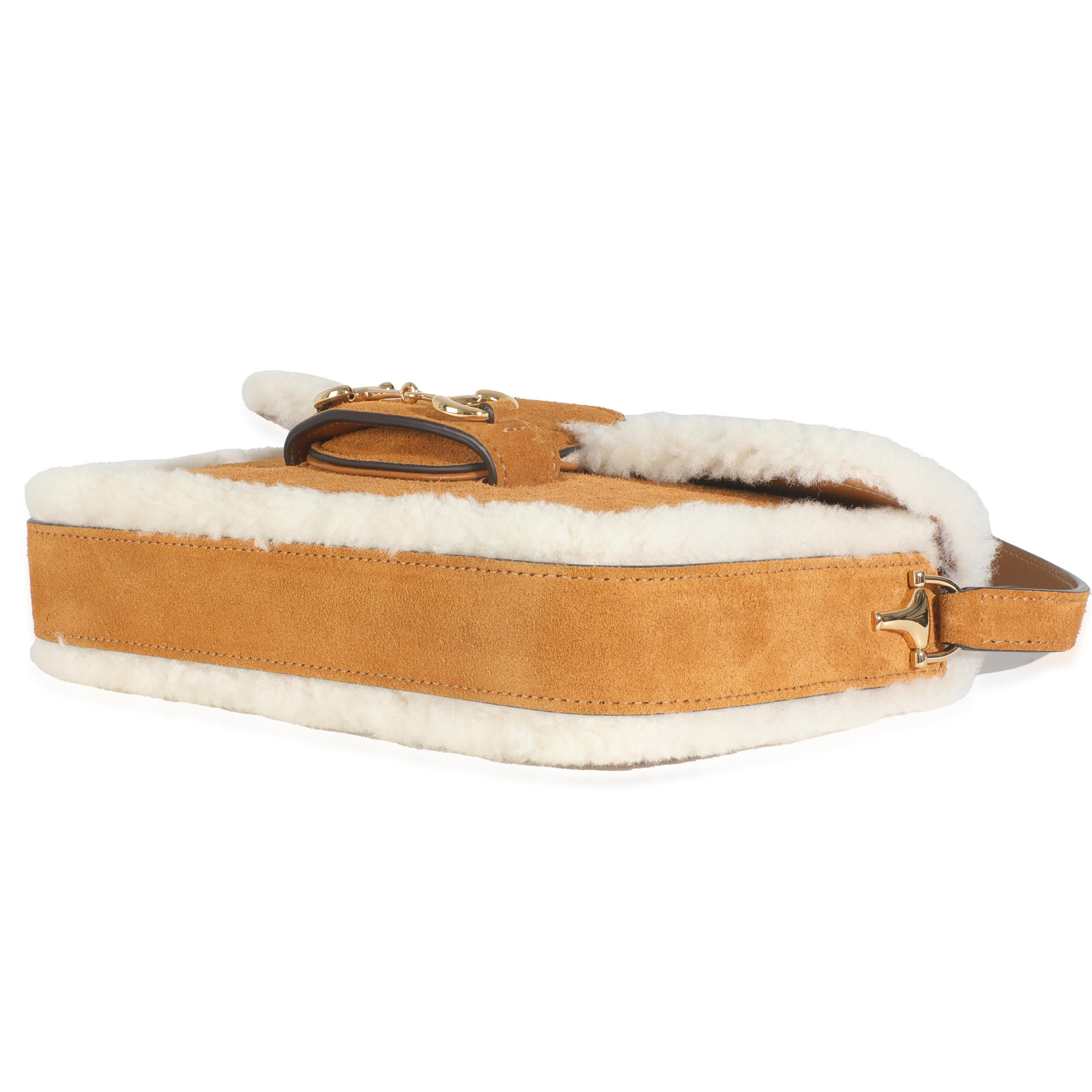 Gucci Honey Beige Wildleder Shearling Horsebit Mini 1955 Umhängetasche für Damen oder Herren im Angebot