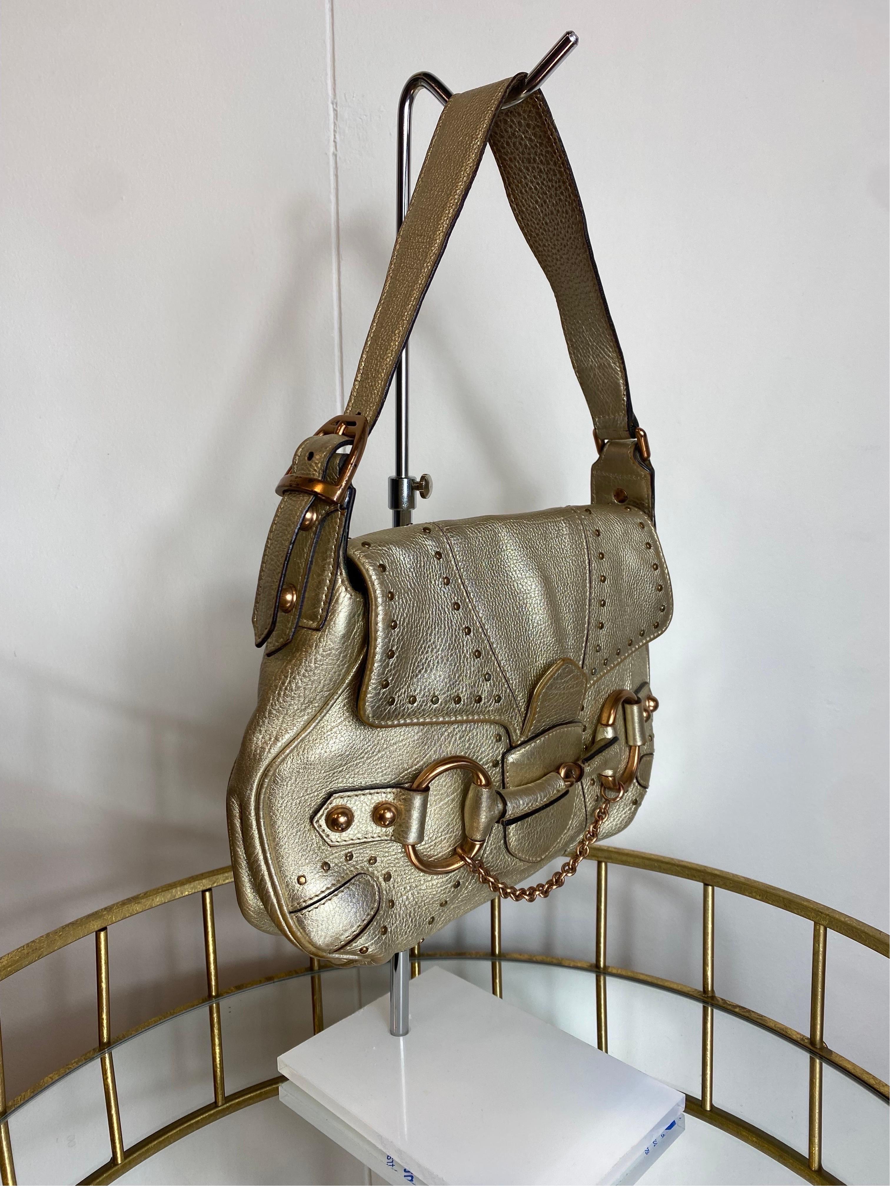 Bursa Gucci Horsebit vintage.
In silver leather and silver hardware and oxidized in several places as shown in the photo.
22cm high
28cm wide
Handle 16 cm
Good general condition. It has more signs of use.
The leather has some light blackening in