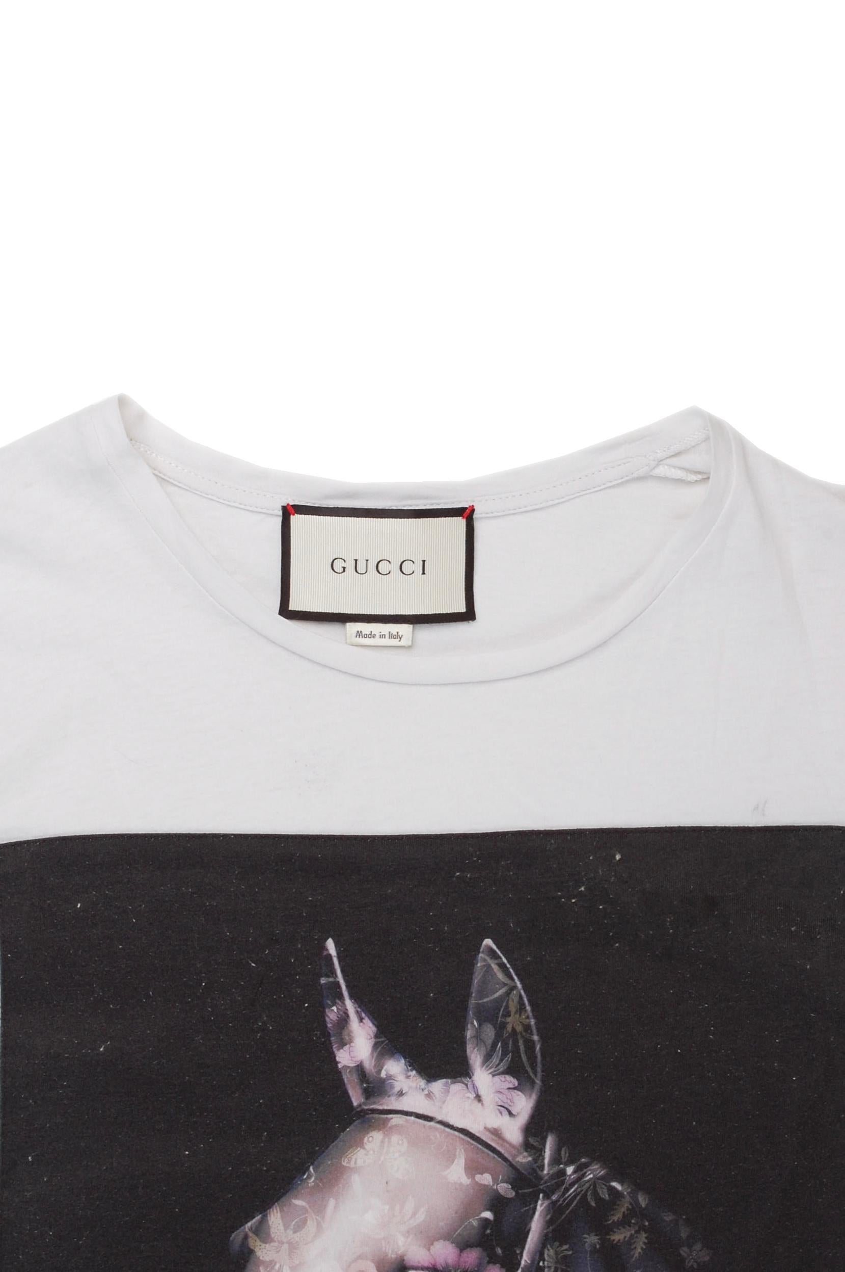 Item for sale is 100% genuine Gucci Horse Print Men T-Shirt 
Color: White
(An actual color may a bit vary due to individual computer screen interpretation)
Material: Cotton, missing care label
Tag size: S runs Medium too
This t shirt is great