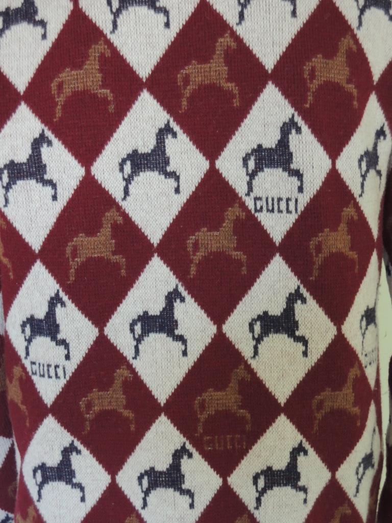 Gucci Logo-Pullover mit V-Ausschnitt aus Wolle mit Pferdefliesen Herren im Angebot