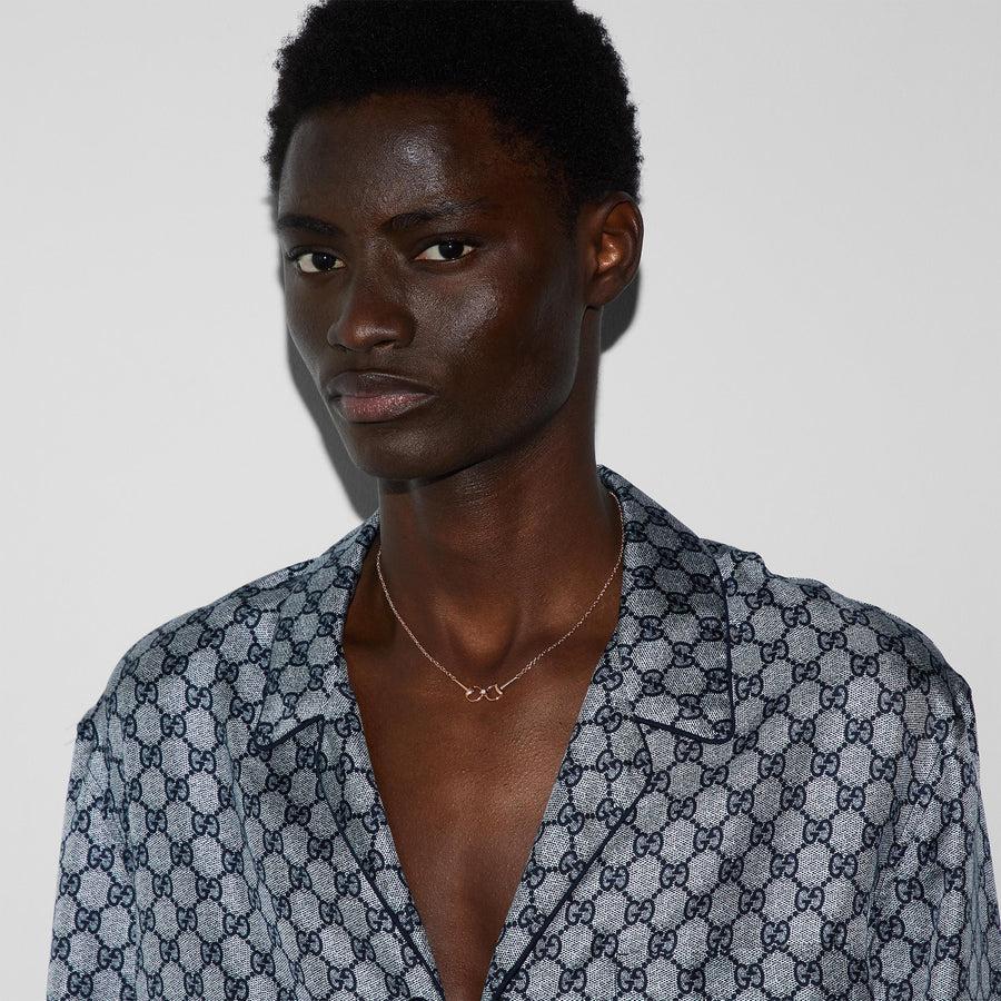 Gucci feiert das 20-jährige Bestehen der unverkennbaren Schmucklinie Horsebit mit klassischen und ikonischen Stücken aus 18 Karat Roségold mit Diamanten. Diese Kette wird durch einen zentralen Horsebit-Anhänger mit einem einzelnen funkelnden weißen