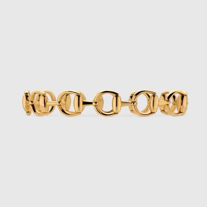 Gucci celebrates the 20th anniversary of the signature Horsebit jewelry line with classic and iconic pieces in 18k yellow gold. This bracelet is defined by interlinking Horsebit motifs.

Horsebit motif
Cassette closure
Weight: 18.3g