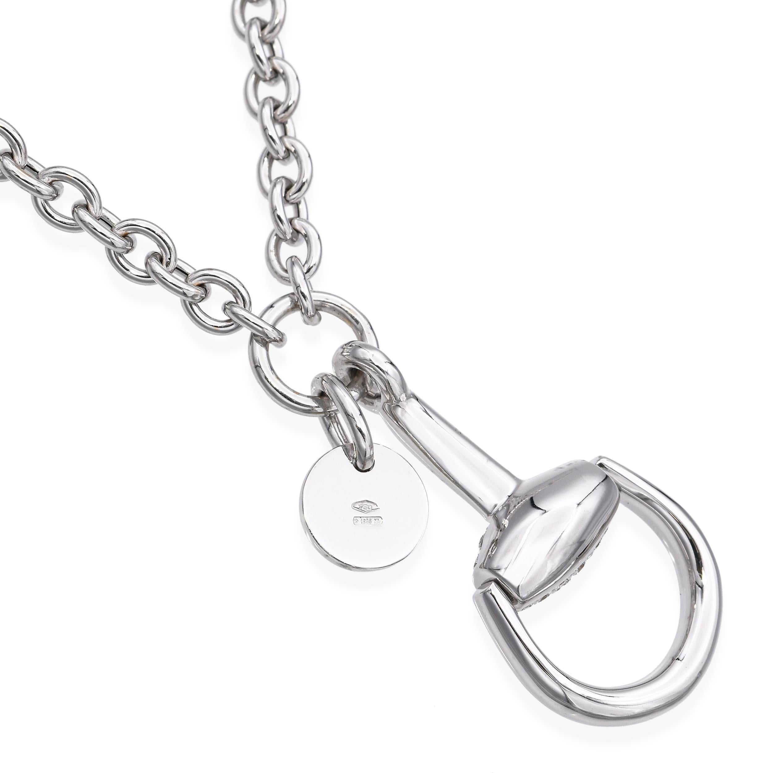 Ce luxueux collier de Gucci est réalisé en or blanc 18 carats et met en valeur le motif emblématique du mors de la marque. Le design est élégamment rehaussé de diamants taille brillant, ajoutant un éclat subtil et sophistiqué. Son style épuré et