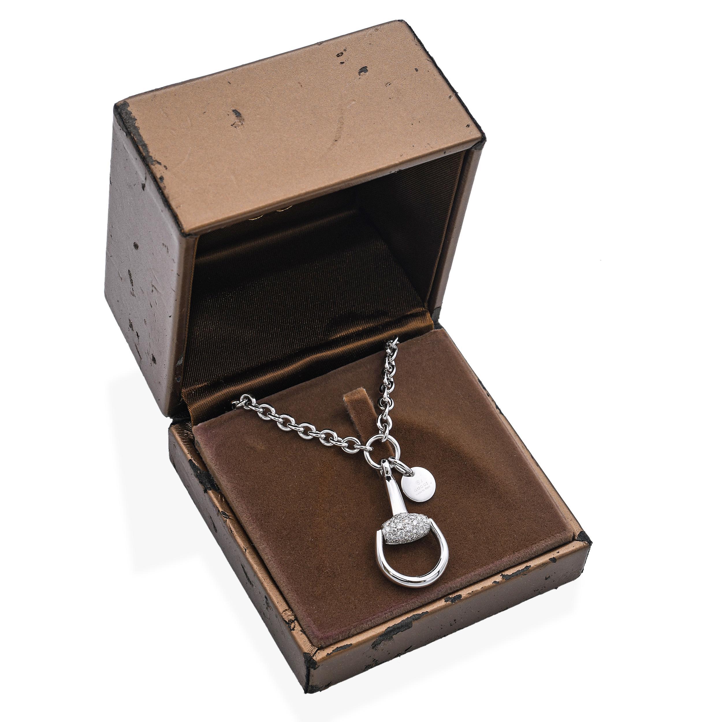 Taille brillant Collier Gucci en or blanc 18k avec diamants et mors de cheval en vente