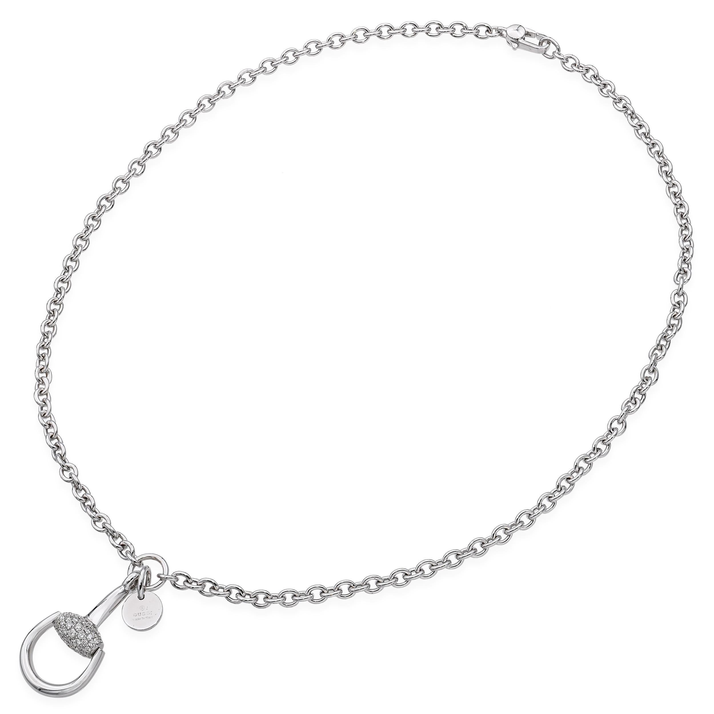 Collier Gucci en or blanc 18k avec diamants et mors de cheval Excellent état - En vente à New York, NY