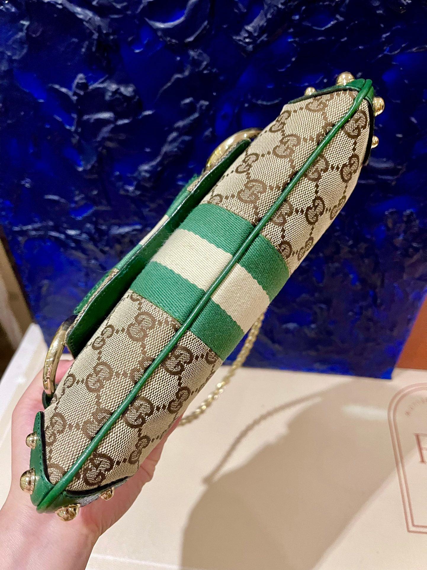 Bolso Gucci Horsebit 1955 Cadena Gucci Monograma Piel Verde y Tachuelas Doradas 6