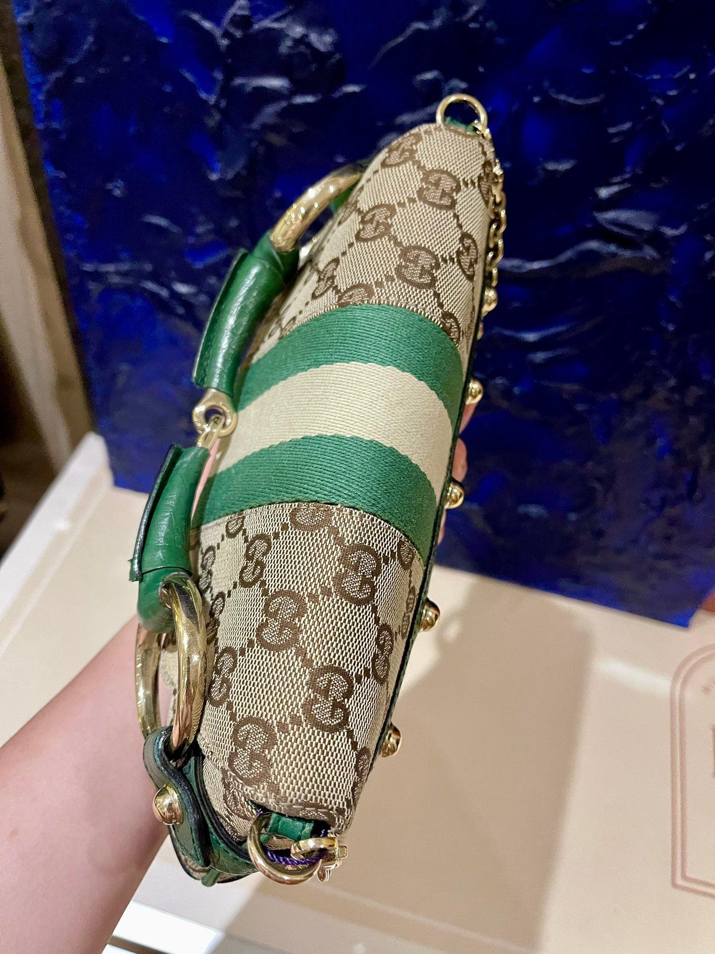Bolso Gucci Horsebit 1955 Cadena Gucci Monograma Piel Verde y Tachuelas Doradas 8