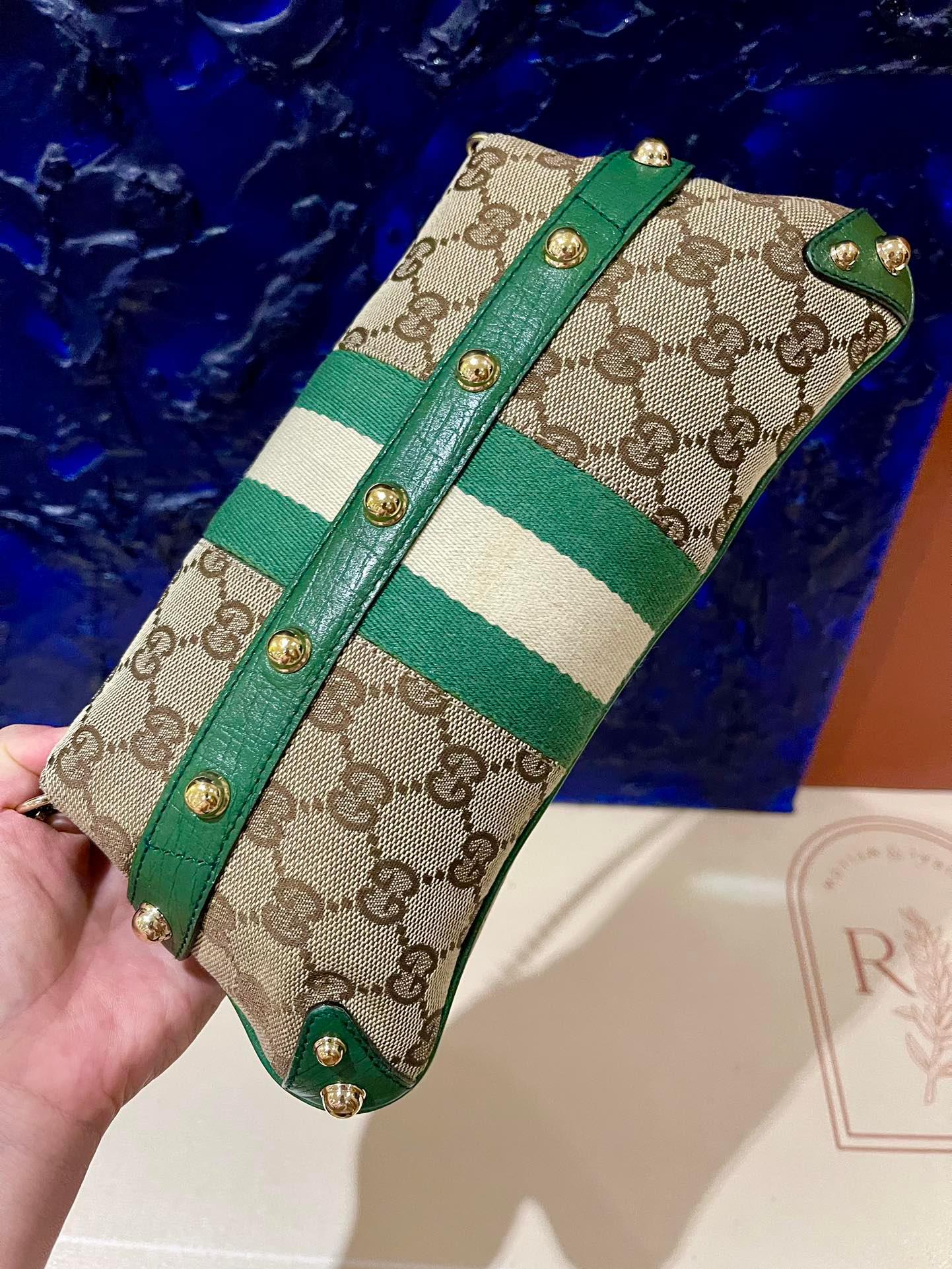 Bolso Gucci Horsebit 1955 Cadena Gucci Monograma Piel Verde y Tachuelas Doradas 9