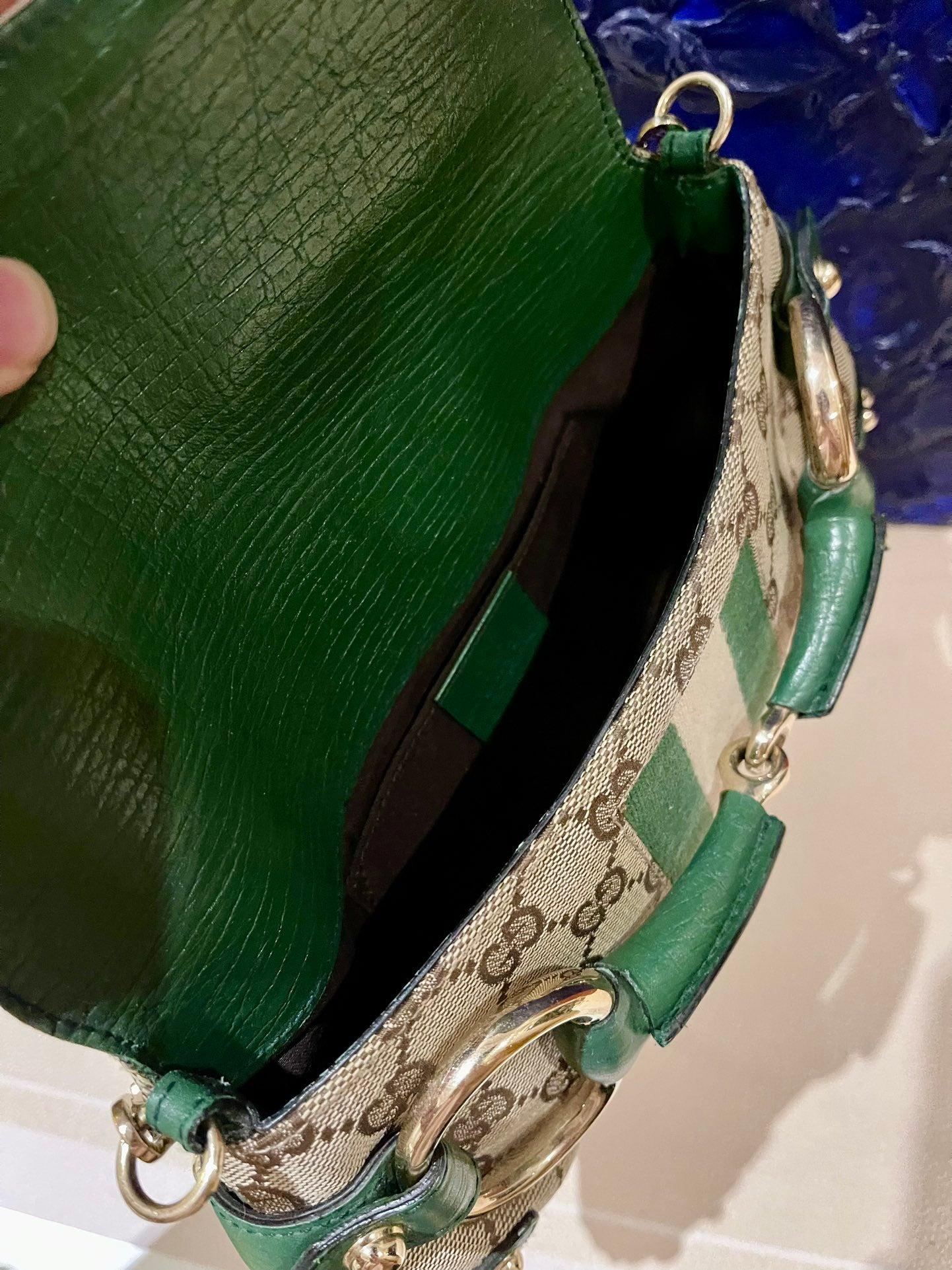 Bolso Gucci Horsebit 1955 Cadena Gucci Monograma Piel Verde y Tachuelas Doradas 10