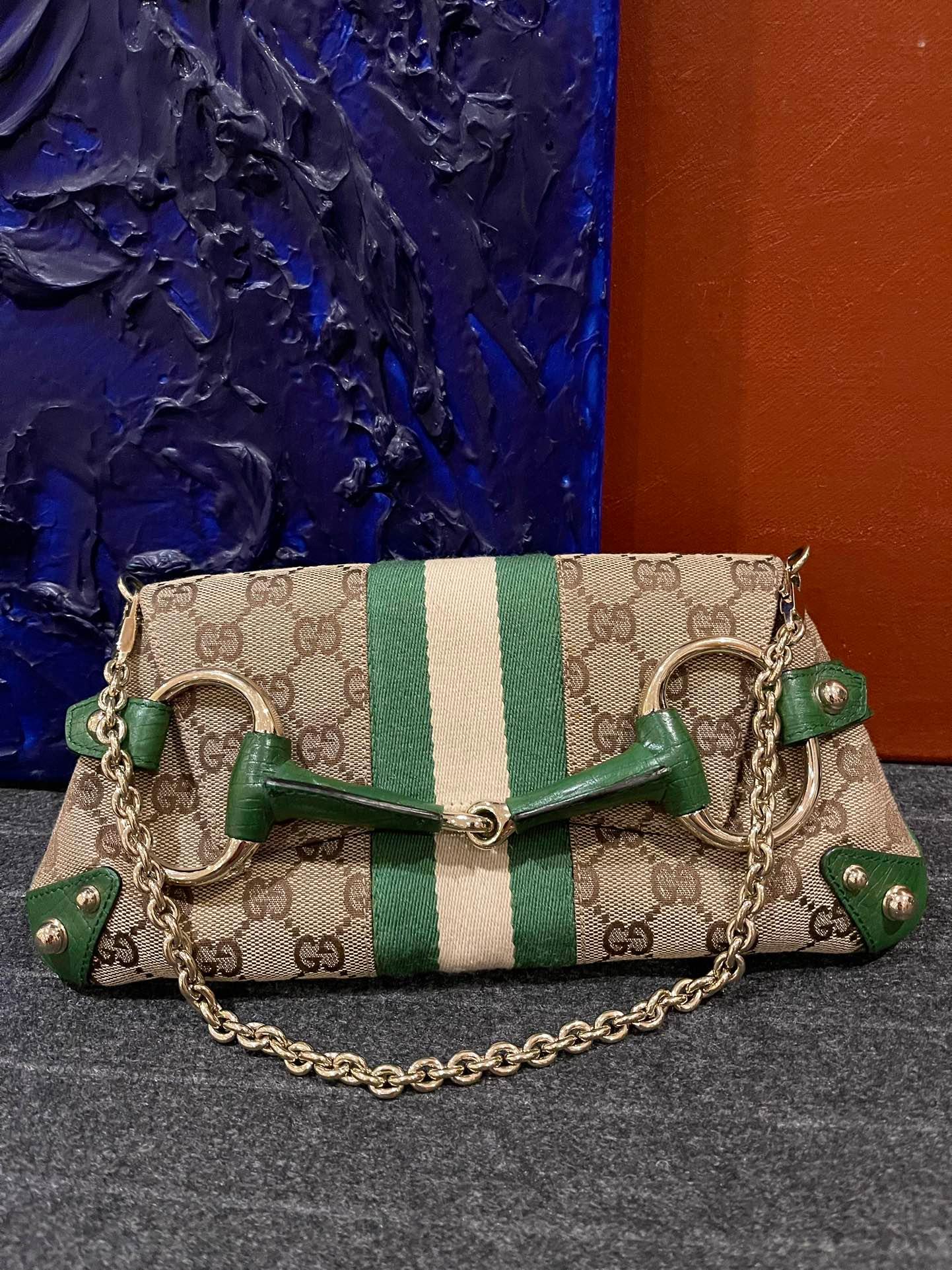 Gucci Horsebit 1955 Chain Bag Gucci Monogram en cuir vert et clous dorés
  Il s'agit de photos professionnelles du sac.
  Faites-vous remarquer avec ce grand sac à bandoulière Gucci. Confectionné à partir du monogramme iconique de Gucci en tissu