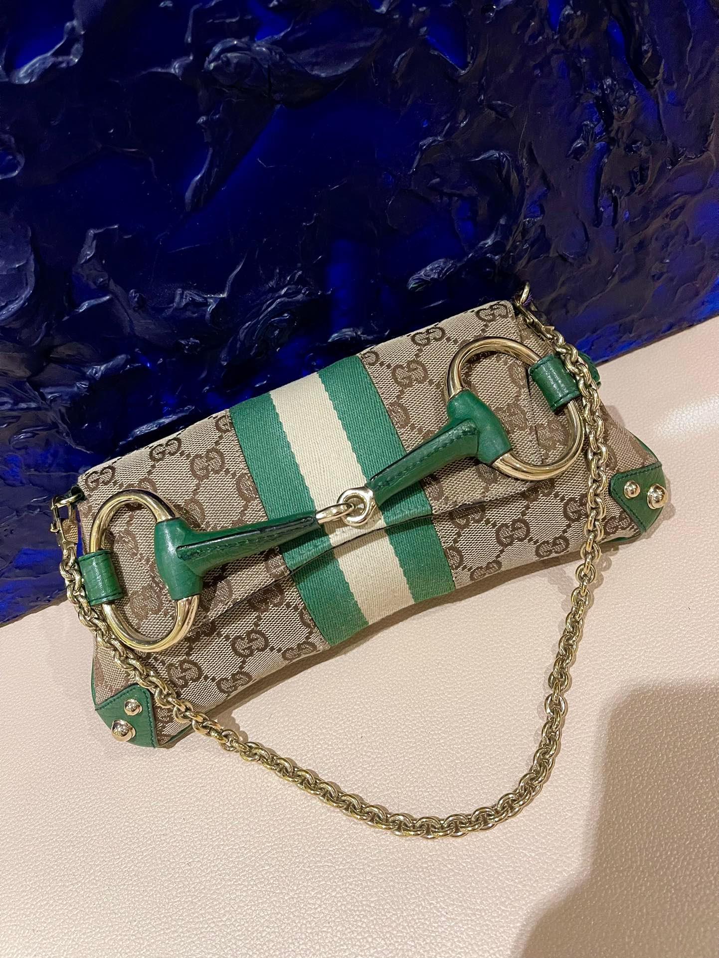 Bolso Gucci Horsebit 1955 Cadena Gucci Monograma Piel Verde y Tachuelas Doradas Marrón