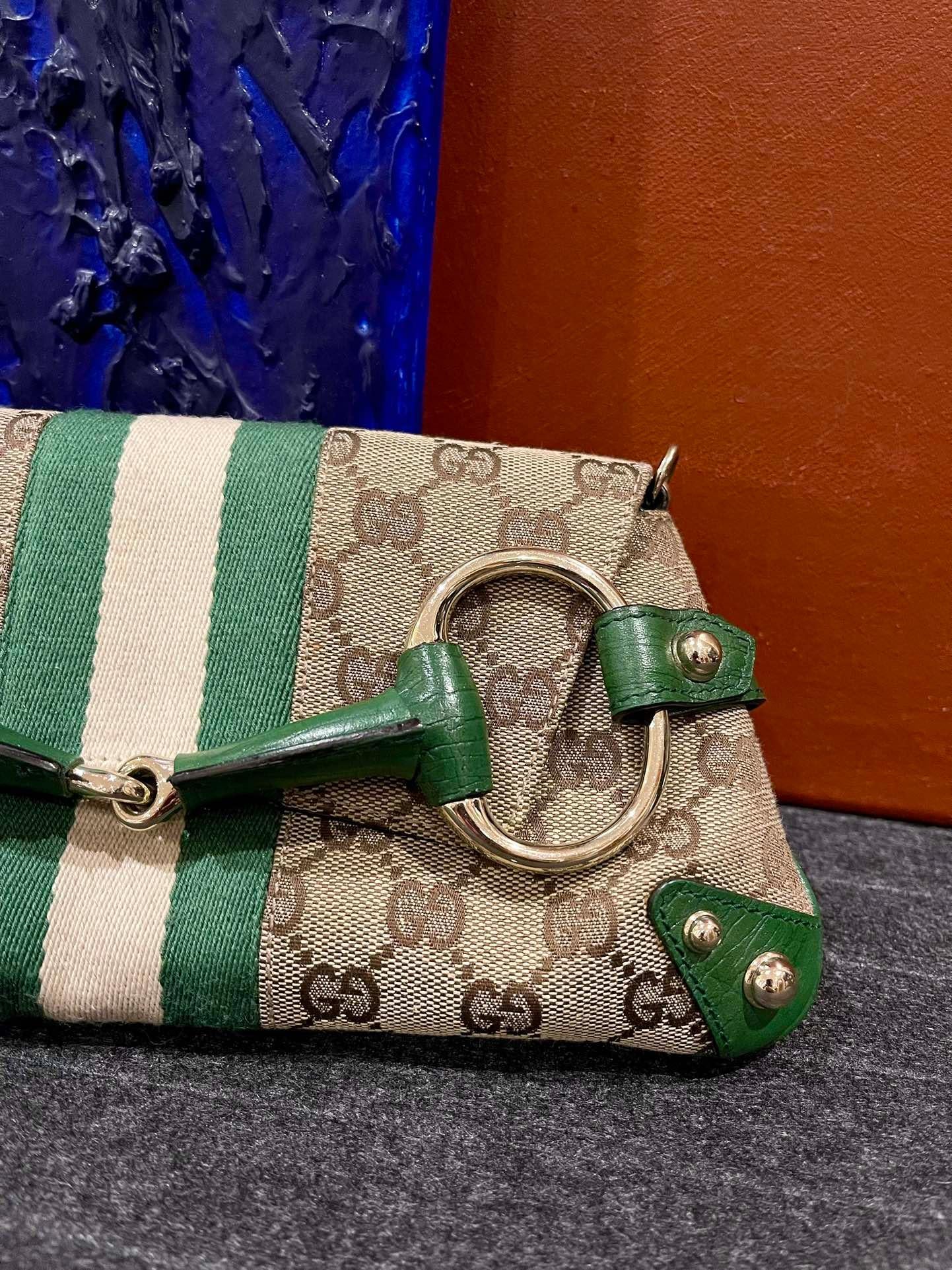 Gucci Horsebit 1955 Chain Bag Gucci Monogram Green Leather and Gold Studs In Excellent Condition In AUBERVILLIERS, FR
