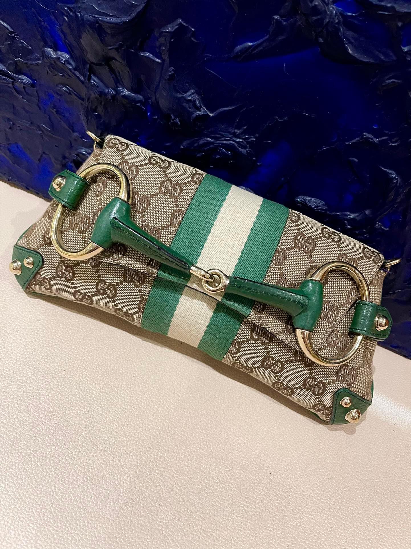 Bolso Gucci Horsebit 1955 Cadena Gucci Monograma Piel Verde y Tachuelas Doradas 1