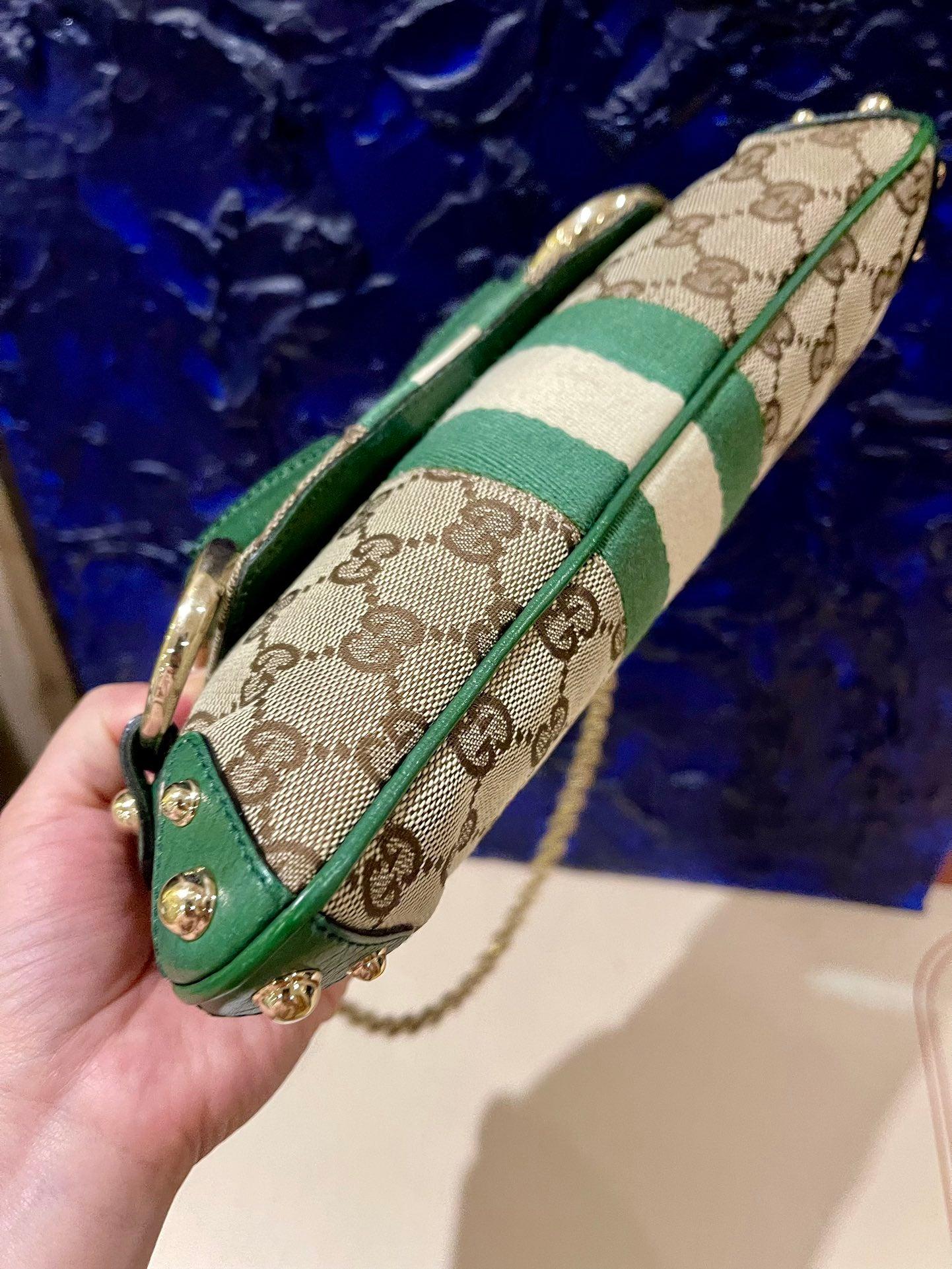 Bolso Gucci Horsebit 1955 Cadena Gucci Monograma Piel Verde y Tachuelas Doradas 2