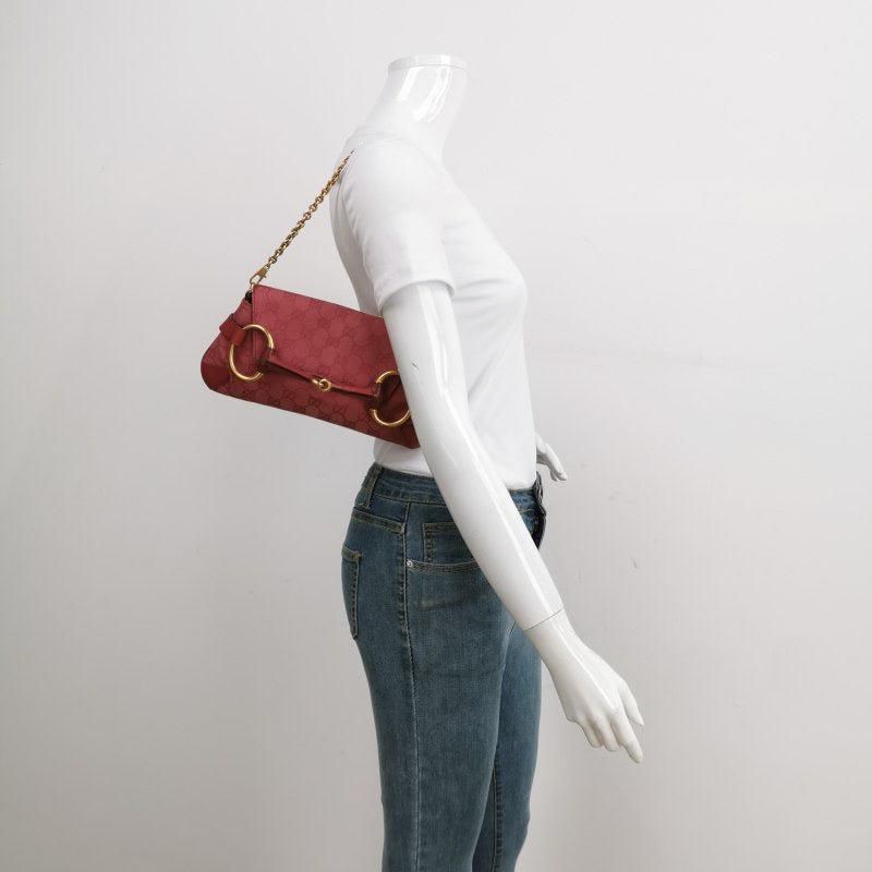 Gucci Horsebit 1955 Chain Bag Gucci Monogram Pink Canvas
 Il s'agit de photos professionnelles du sac offert par Luxbags.
 Faites-vous remarquer avec ce grand sac à bandoulière Gucci. Confectionné à partir du monogramme iconique de Gucci en tissu