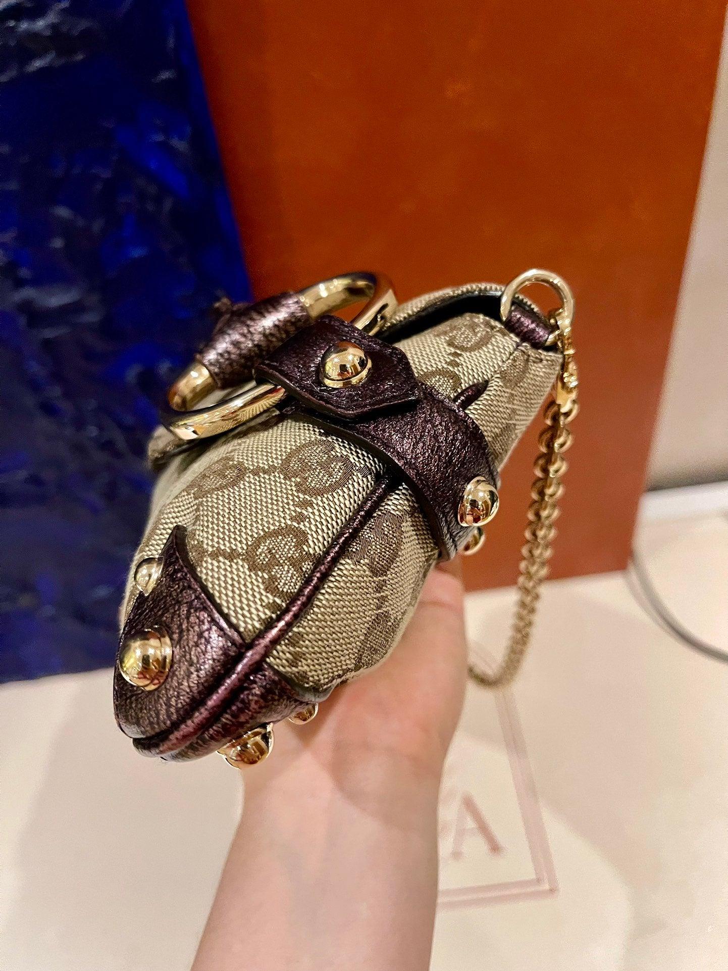 Gucci Horsebit 1955 - Sac à chaîne Monogram en cuir violet irisé et clous dorés 6