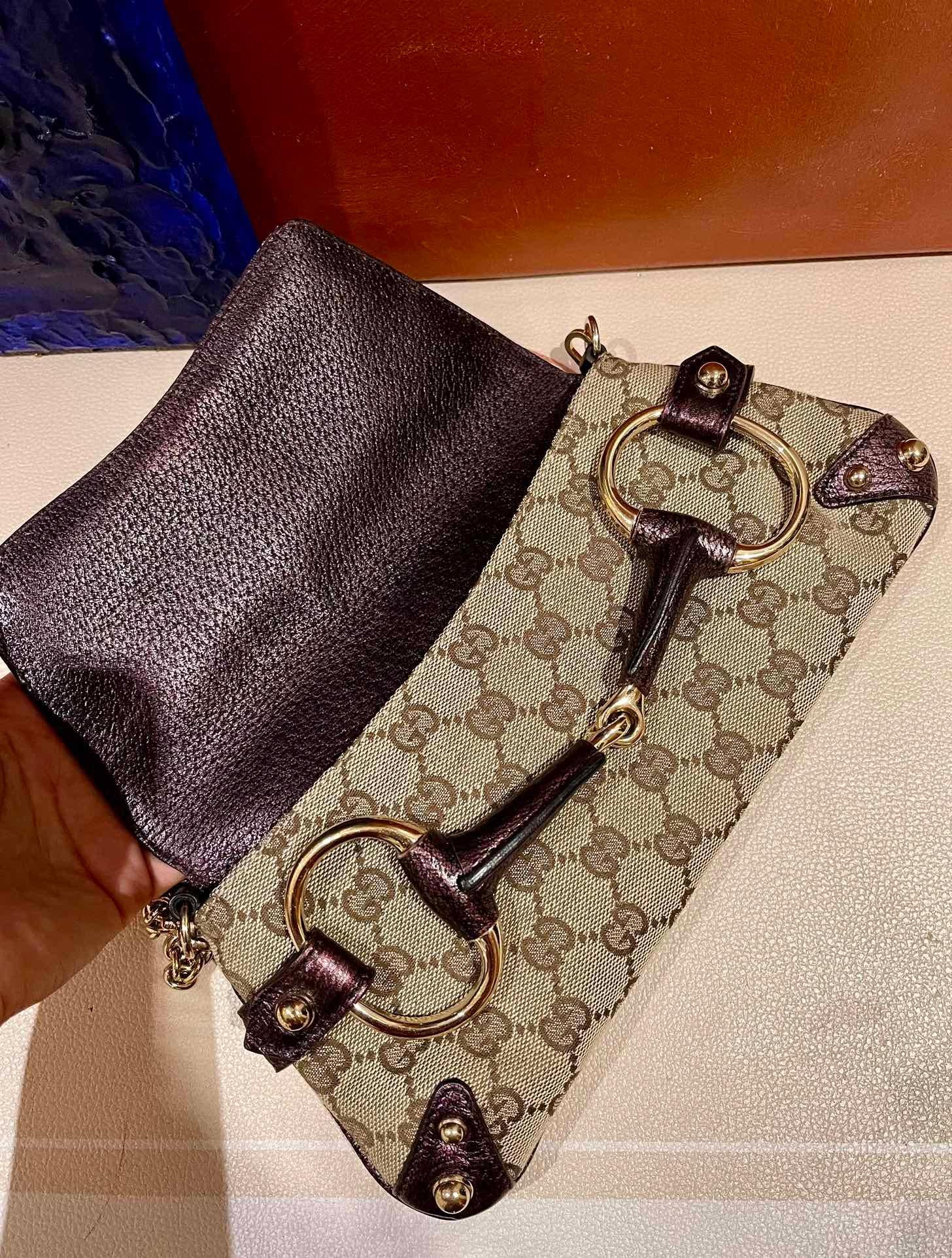 Gucci Horsebit 1955 - Sac à chaîne Monogram en cuir violet irisé et clous dorés 9