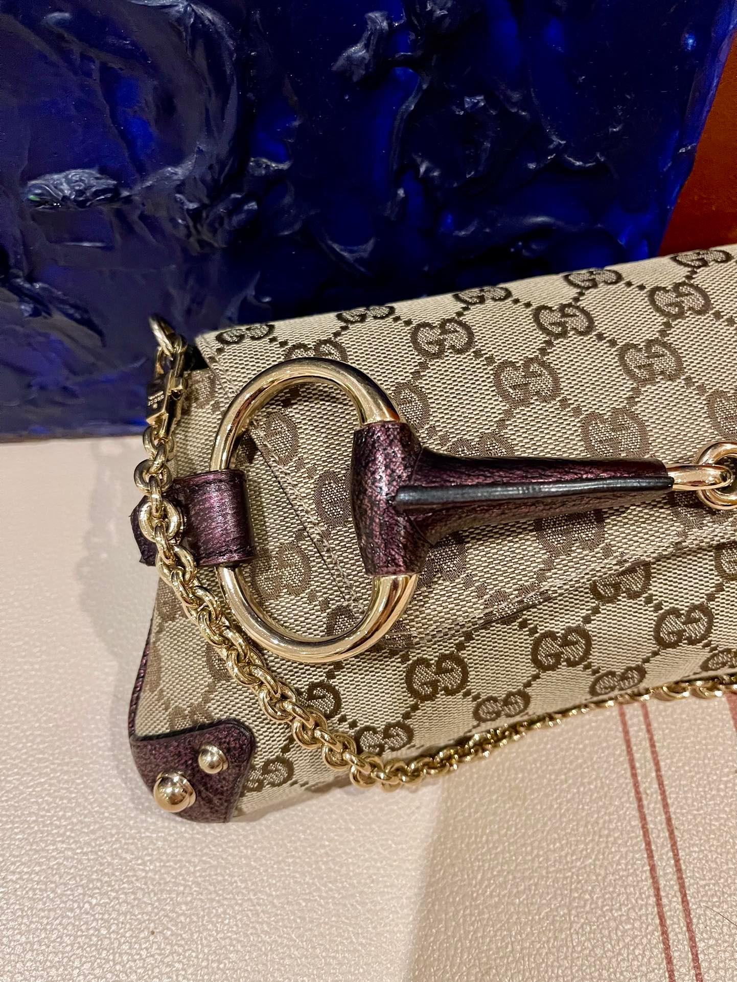 Gucci 1955 Horsebit Chain Bag Gucci Monogram Iridescent Purple Leather and Gold Studs (Monogramme Gucci en cuir violet irisé et clous d'or)
 Il s'agit de photos professionnelles du sac offert par Luxbags.
 Faites-vous remarquer avec ce grand sac à