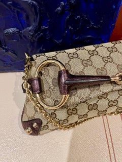 Gucci Horsebit 1955 Borsa a catena Monogram in pelle viola iridescente e borchie dorate